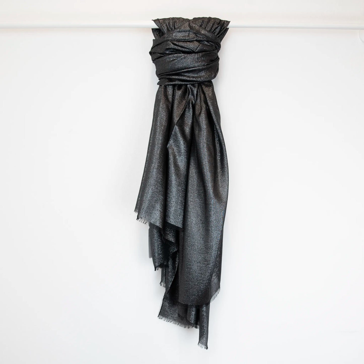 Pashmina in cashmere e modal nera brillantinata a tessitura twill, pregiata manifattura Made in Italy, sottile ed elegante adatta a ogni stagione.