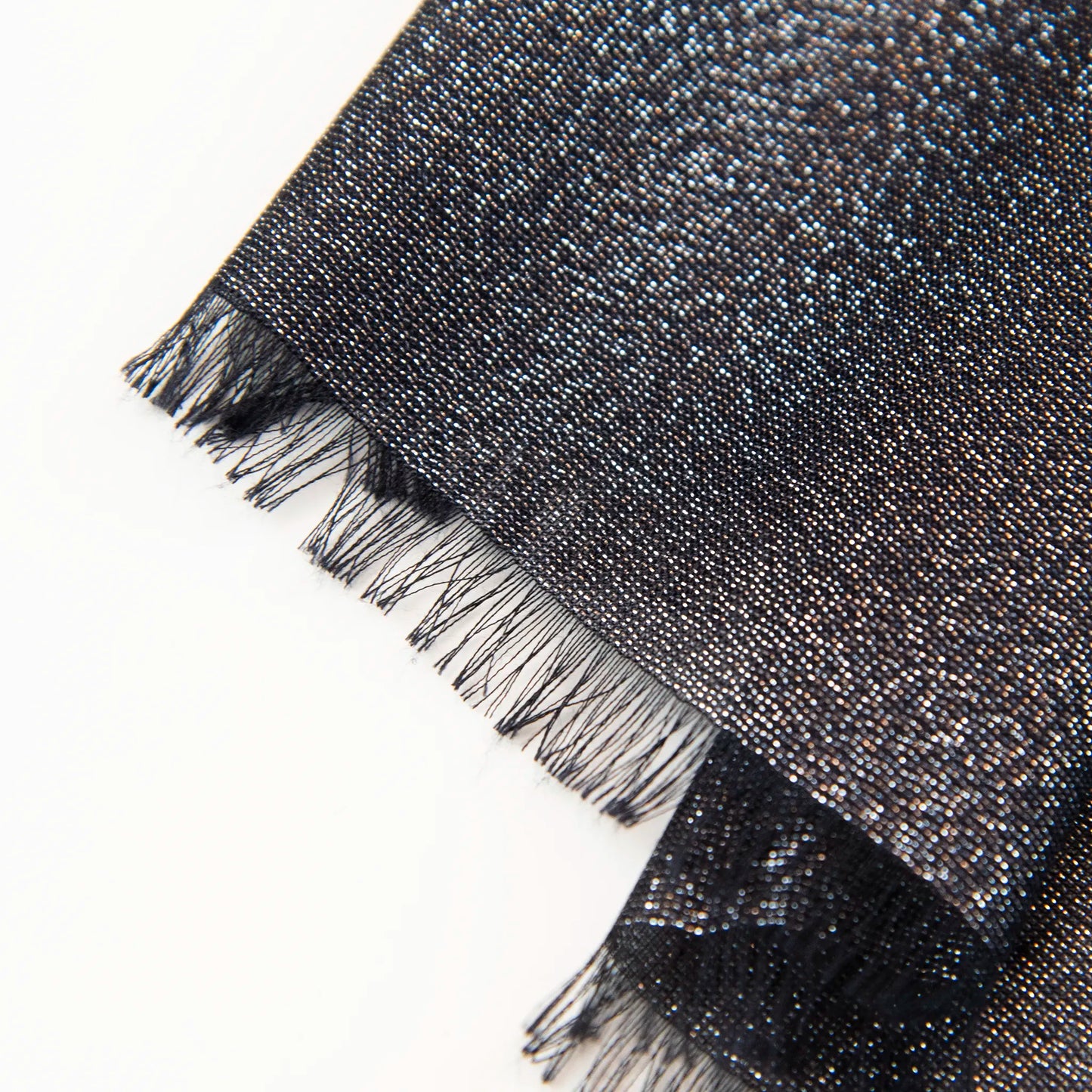 Dettagli e texture della Pashmina in cashmere e modal nera brillantinata a tessitura twill, pregiata manifattura Made in Italy, sottile ed elegante adatta a ogni stagione.