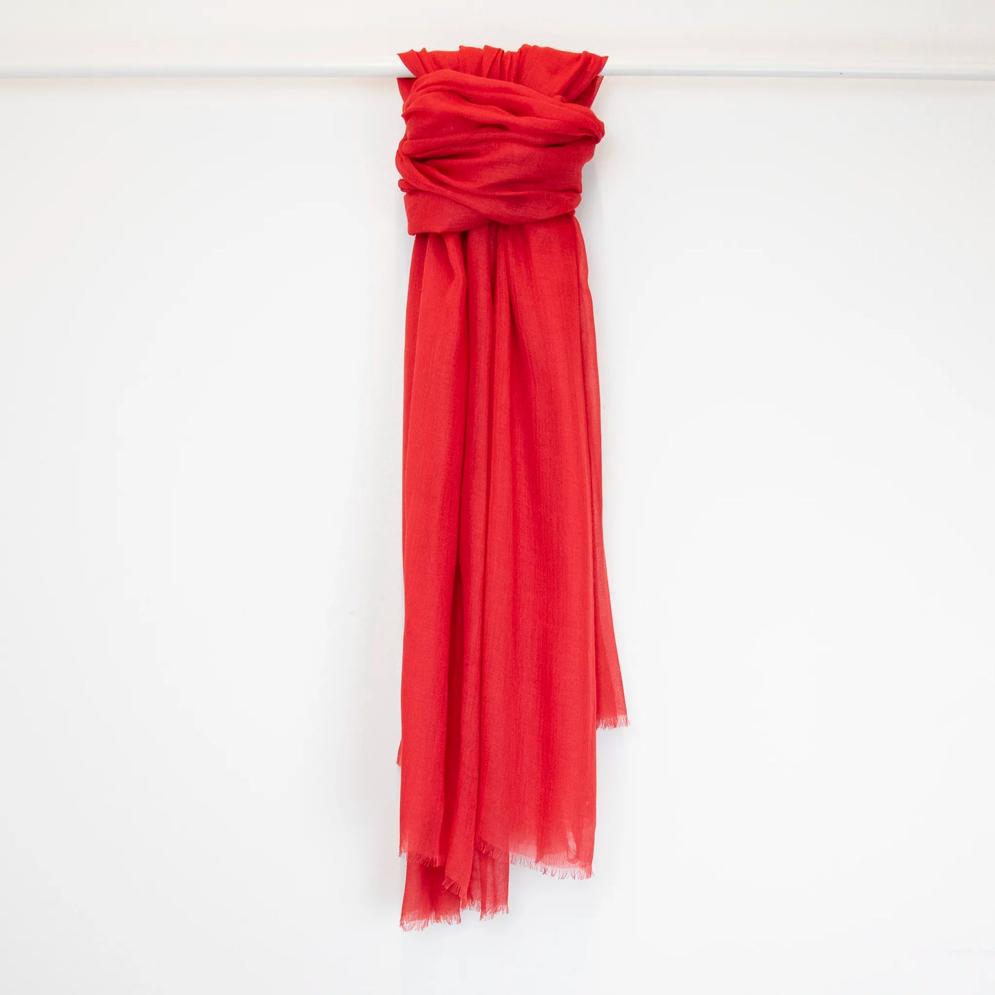 Pashmina in cashmere e modal rossa a tessitura twill, pregiata manifattura Made in Italy, sottile ed elegante adatta a ogni stagione.