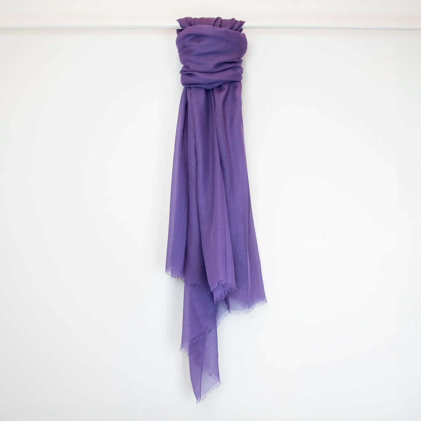 Pashmina in cashmere e modal viola a tessitura twill, pregiata manifattura Made in Italy, sottile ed elegante adatta a ogni stagione.