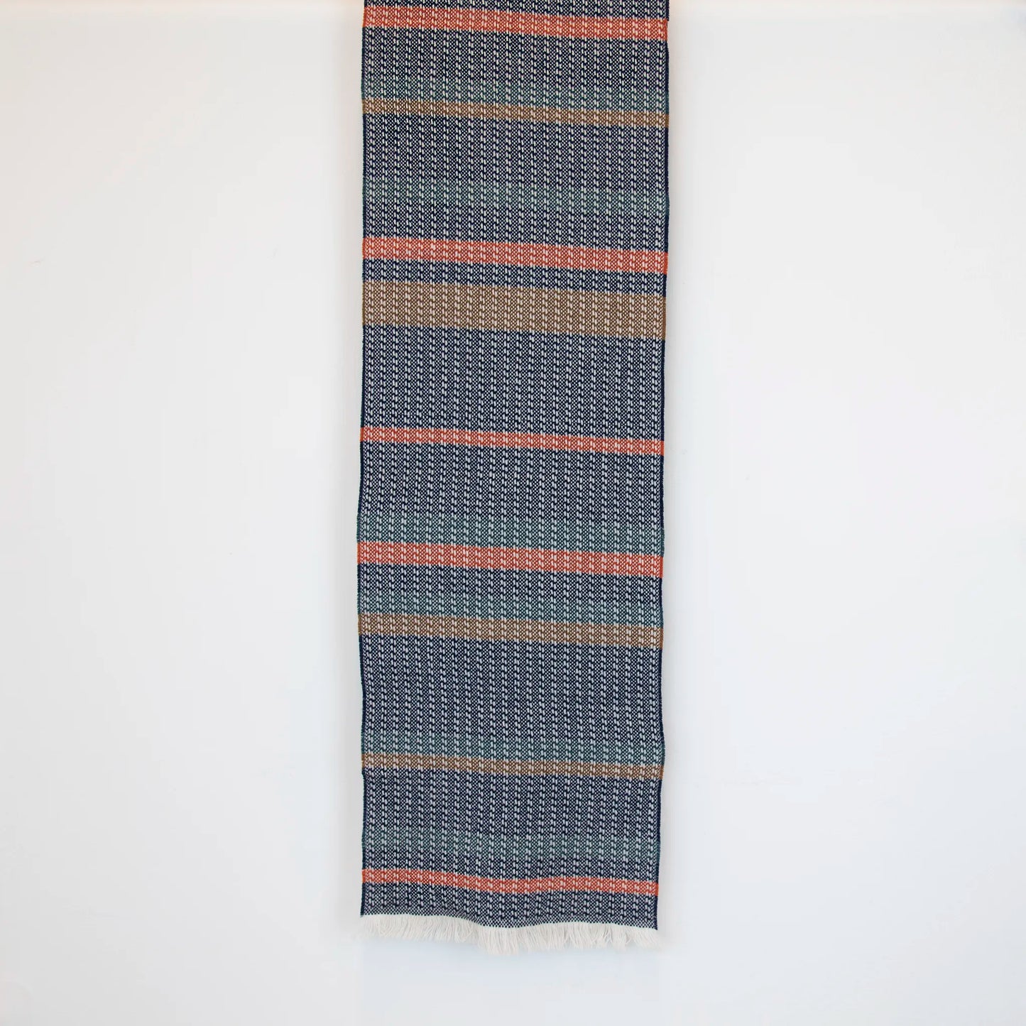 Sciarpa in 100% cashmere, realizzata in Italia con ricamo 3D su filato naturale, senza pigmenti. Lavorazione artigianale su telai antichi garantisce durata e qualità. Design esclusivo, con colori creati da designer per un capo elegante e versatile.