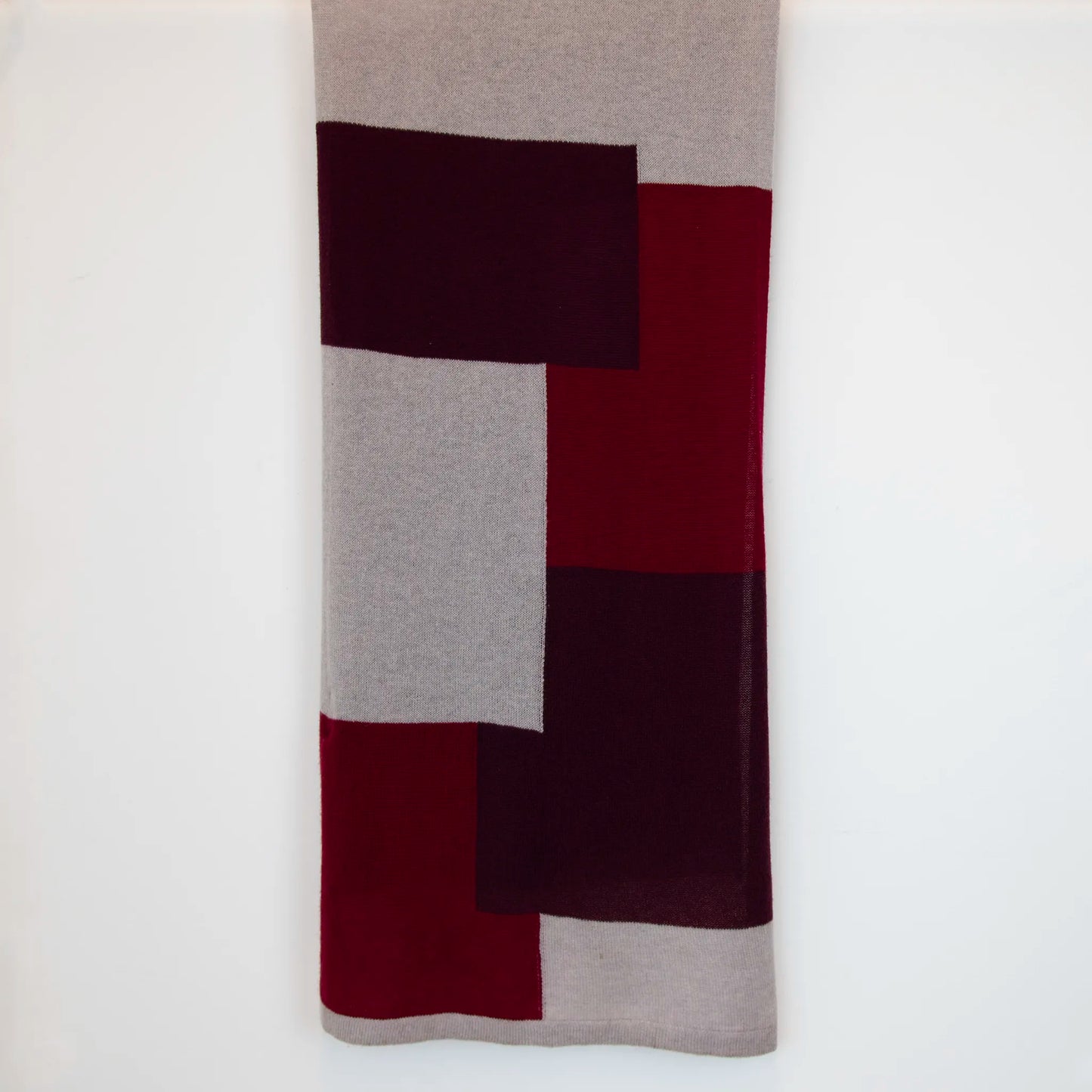 Sciarpa e stola in 100% cashmere bordeaux e rossa, Made in Italy, realizzata su telai antichi. Fibra di cashmere fine e termoisolante, offre calore e leggerezza. Design versatile, perfetta per tutte le stagioni, con accostamento di colori creato da designer esperti.