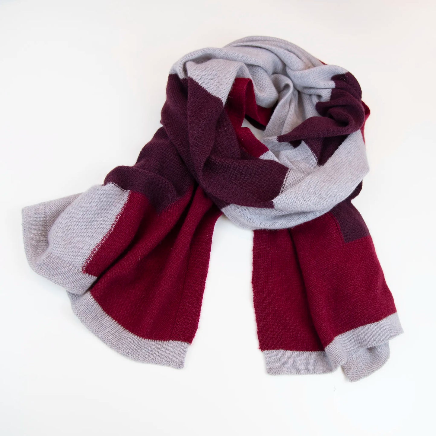 Sciarpa e stola in 100% cashmere bordeaux e rossa, Made in Italy, realizzata su telai antichi. Fibra di cashmere fine e termoisolante, offre calore e leggerezza. Design versatile, perfetta per tutte le stagioni, con accostamento di colori creato da designer esperti.