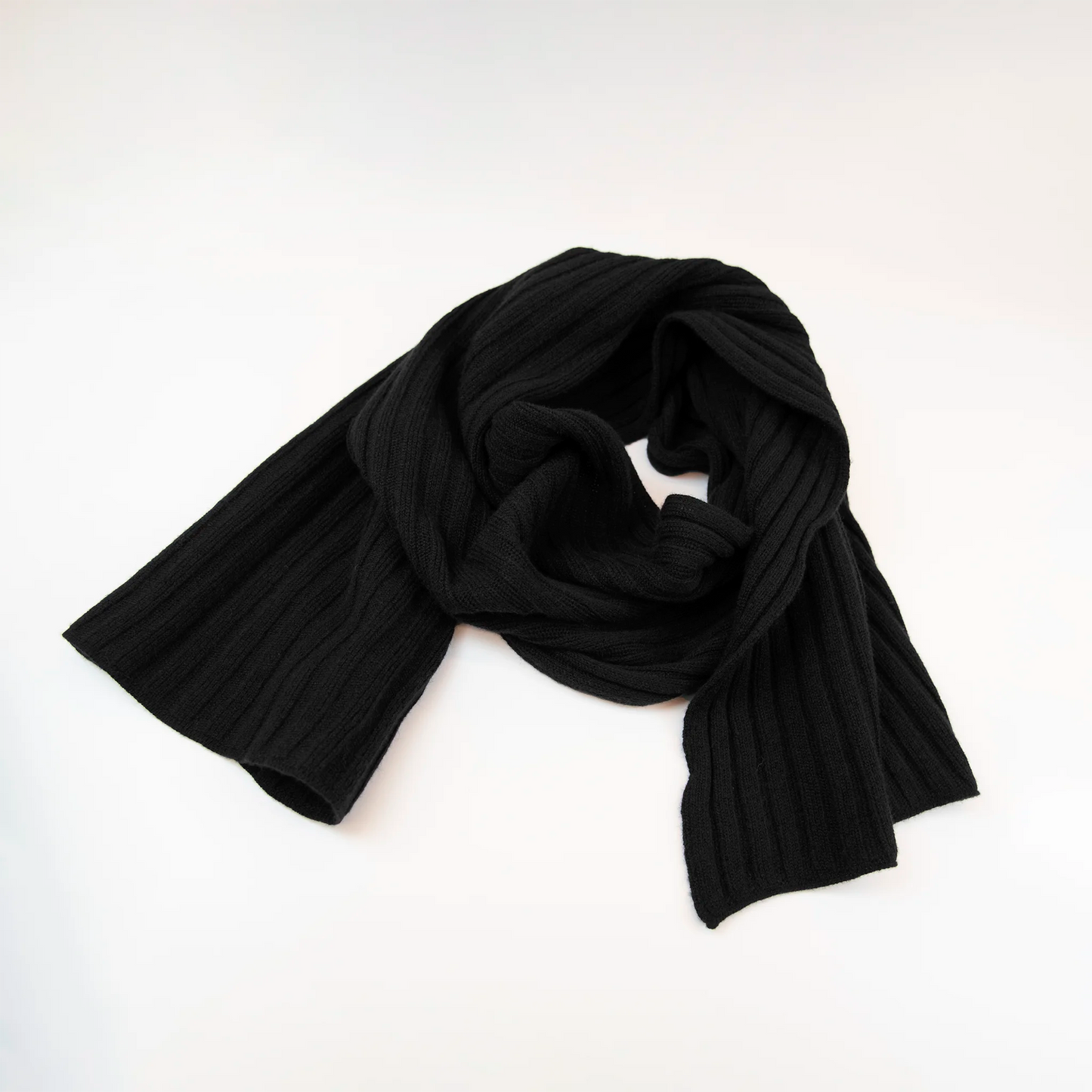 Sciarpa in 100% cashmere nera, Made in Italy, con trama artigianale realizzata su antichi telai. La struttura robusta e la durata eccezionale del tessuto offrono calore, comfort e leggerezza. Perfetta per aggiungere un tocco di eleganza a qualsiasi outfit, adatta sia a look casual che sofisticati.