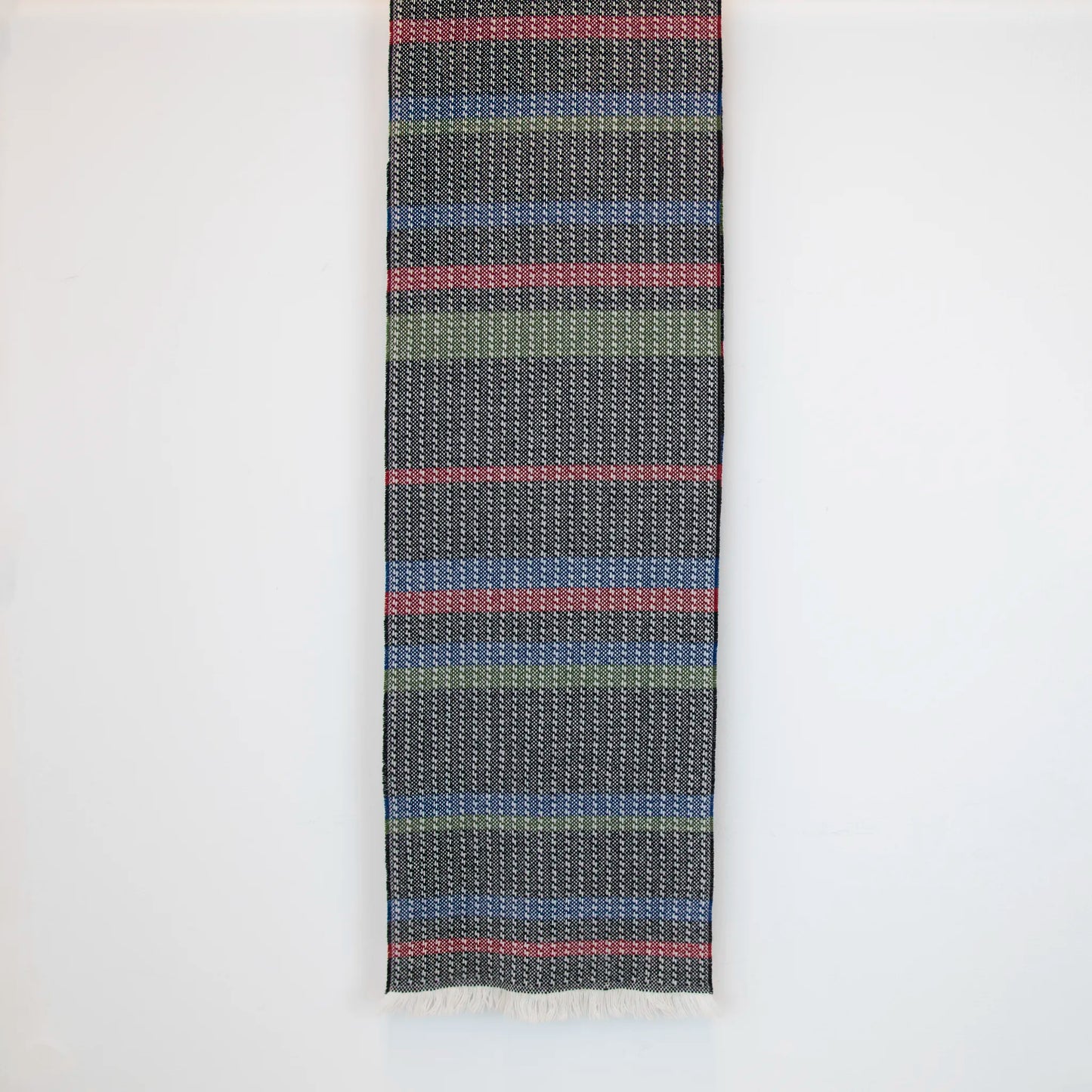 Sciarpa in 100% cashmere, realizzata in Italia con ricamo 3D su filato naturale, senza pigmenti. Lavorazione artigianale su telai antichi garantisce durata e qualità. Design esclusivo, con colori creati da designer per un capo elegante e versatile.