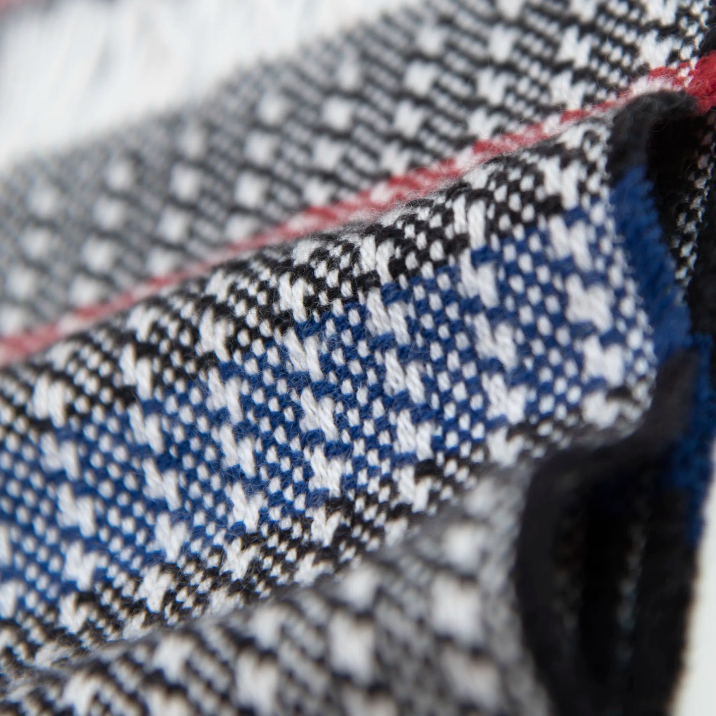 Dettaglio e texture tessuto della sciarpa in 100% cashmere, realizzata in Italia con ricamo 3D su filato naturale, senza pigmenti. Lavorazione artigianale su telai antichi garantisce durata e qualità. Design esclusivo, con colori creati da designer per un capo elegante e versatile.