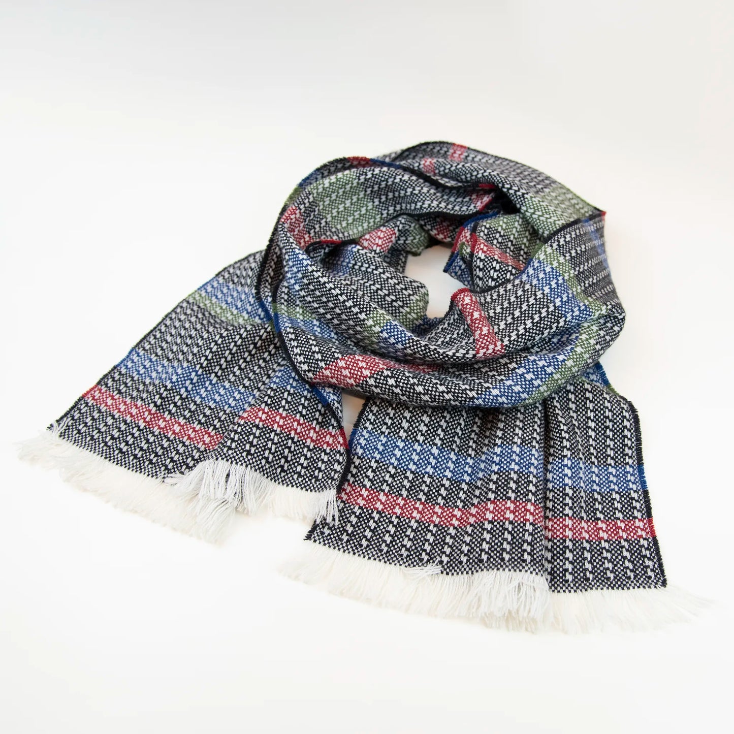 Sciarpa in 100% cashmere, realizzata in Italia con ricamo 3D su filato naturale, senza pigmenti. Lavorazione artigianale su telai antichi garantisce durata e qualità. Design esclusivo, con colori creati da designer per un capo elegante e versatile.