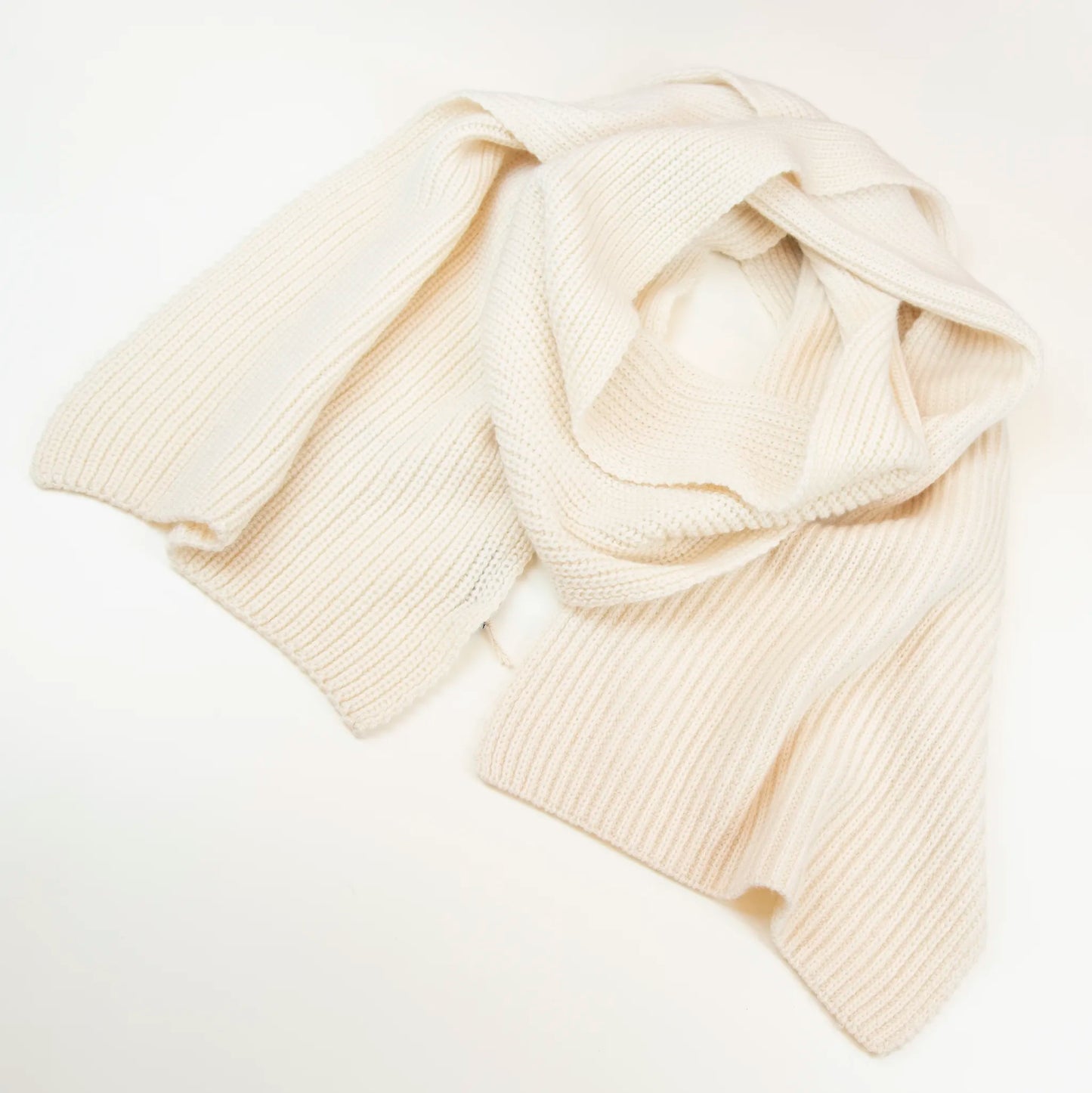 Sciarpa in 100% cashmere panna, Made in Italy, realizzata su telai antichi con trama a nodo perlato. La morbidezza eccezionale e l'effetto compatto e voluminoso della texture conferiscono al filato un calore avvolgente, ideale per le stagioni più fredde. Un accessorio di alta qualità che unisce eleganza e comfort, perfetto per aggiungere un tocco di lusso al tuo look.