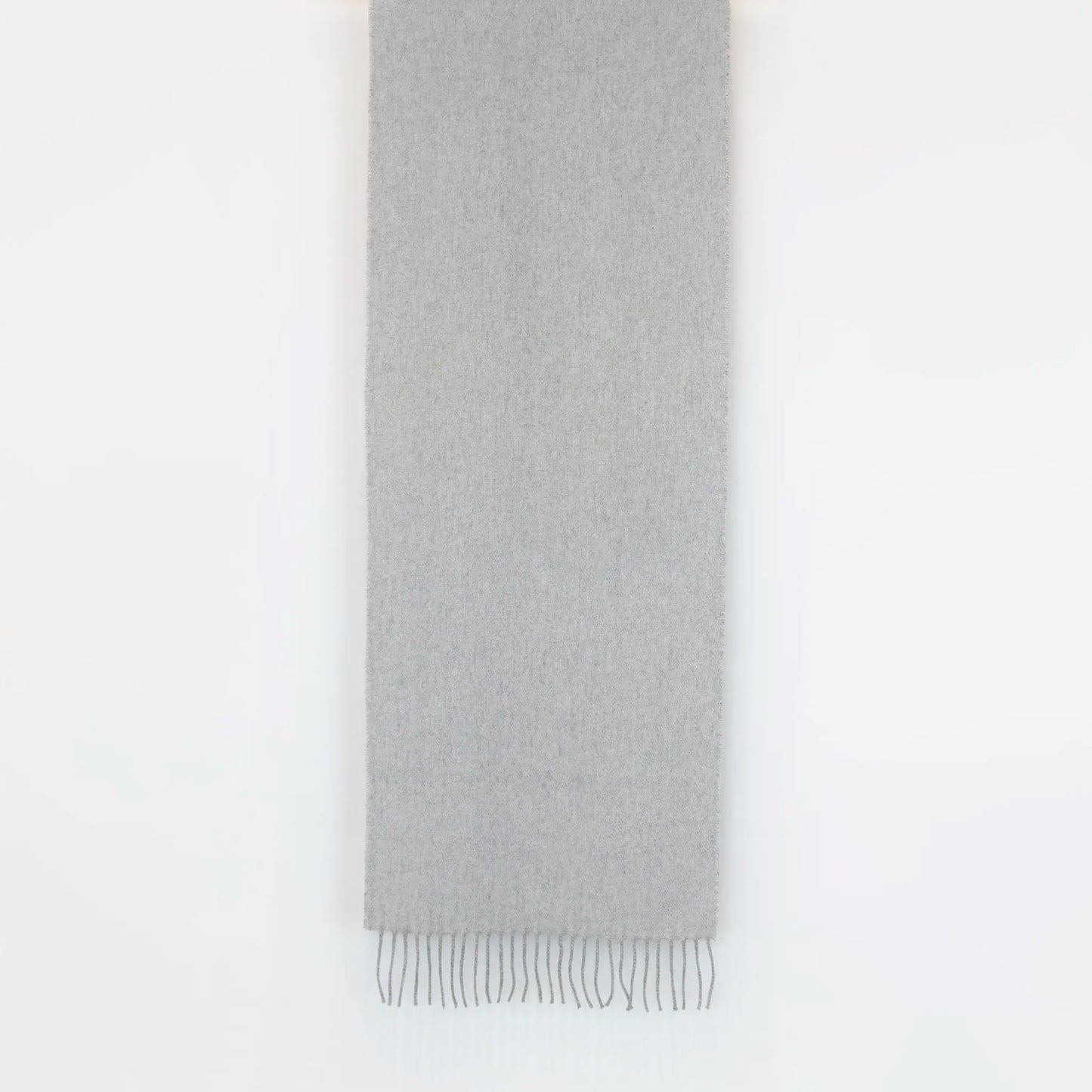 Sciarpa in doppio panno 100% cashmere, Made in Italy, realizzata su antichi telai che ne esaltano la qualità e la durata nel tempo. Le tonalità chiare di grigio donano luminosità, valorizzando ogni outfit. Morbida e avvolgente, offre una sensazione delicata e confortevole al tatto.