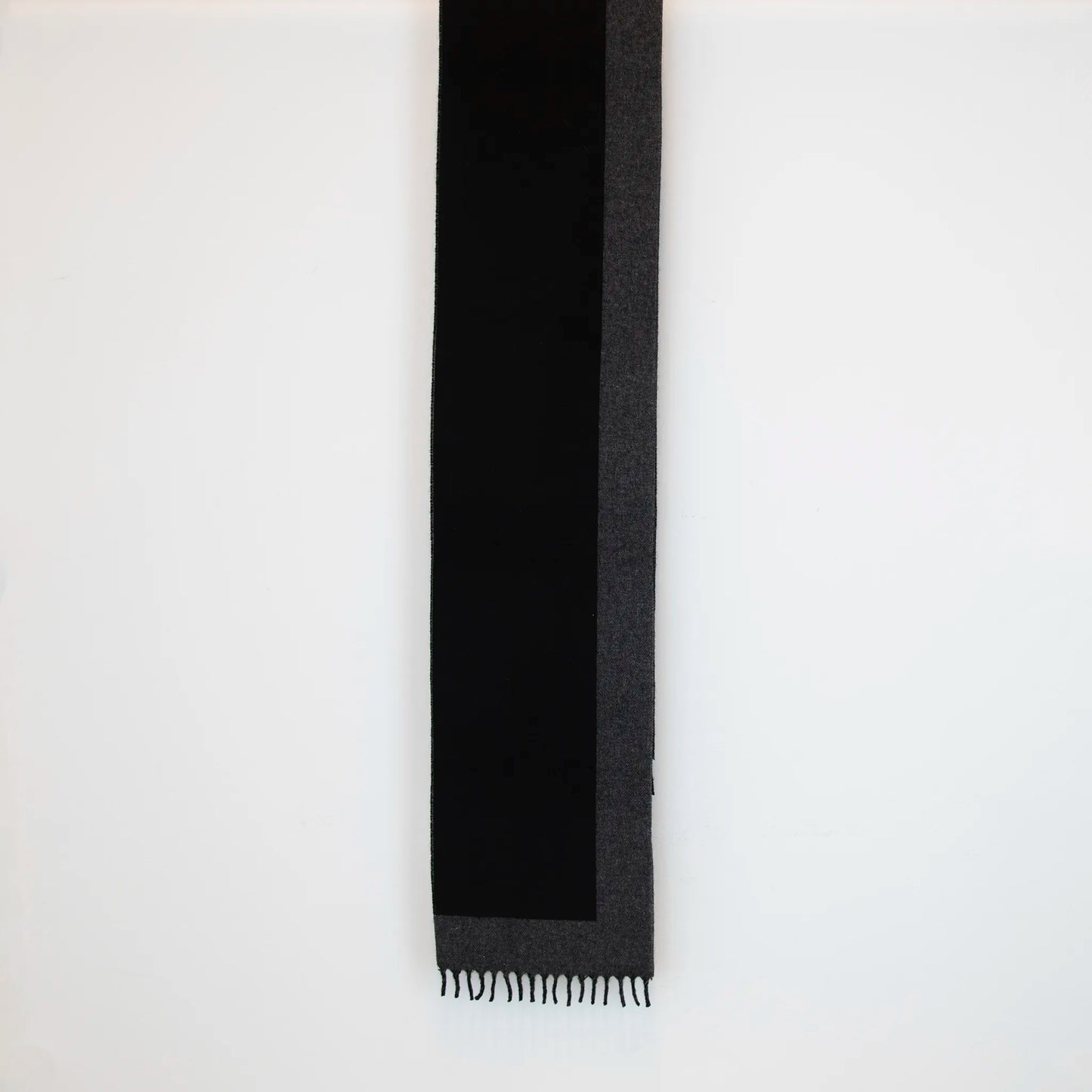 Sciarpa in cashmere e seta nera, Made in Italy, con struttura in panno rasato che le conferisce leggerezza unica e morbidezza avvolgente al tatto. Le dimensioni contenute esaltano l’eleganza, rendendola ideale per aggiungere un tocco di raffinatezza a ogni look.