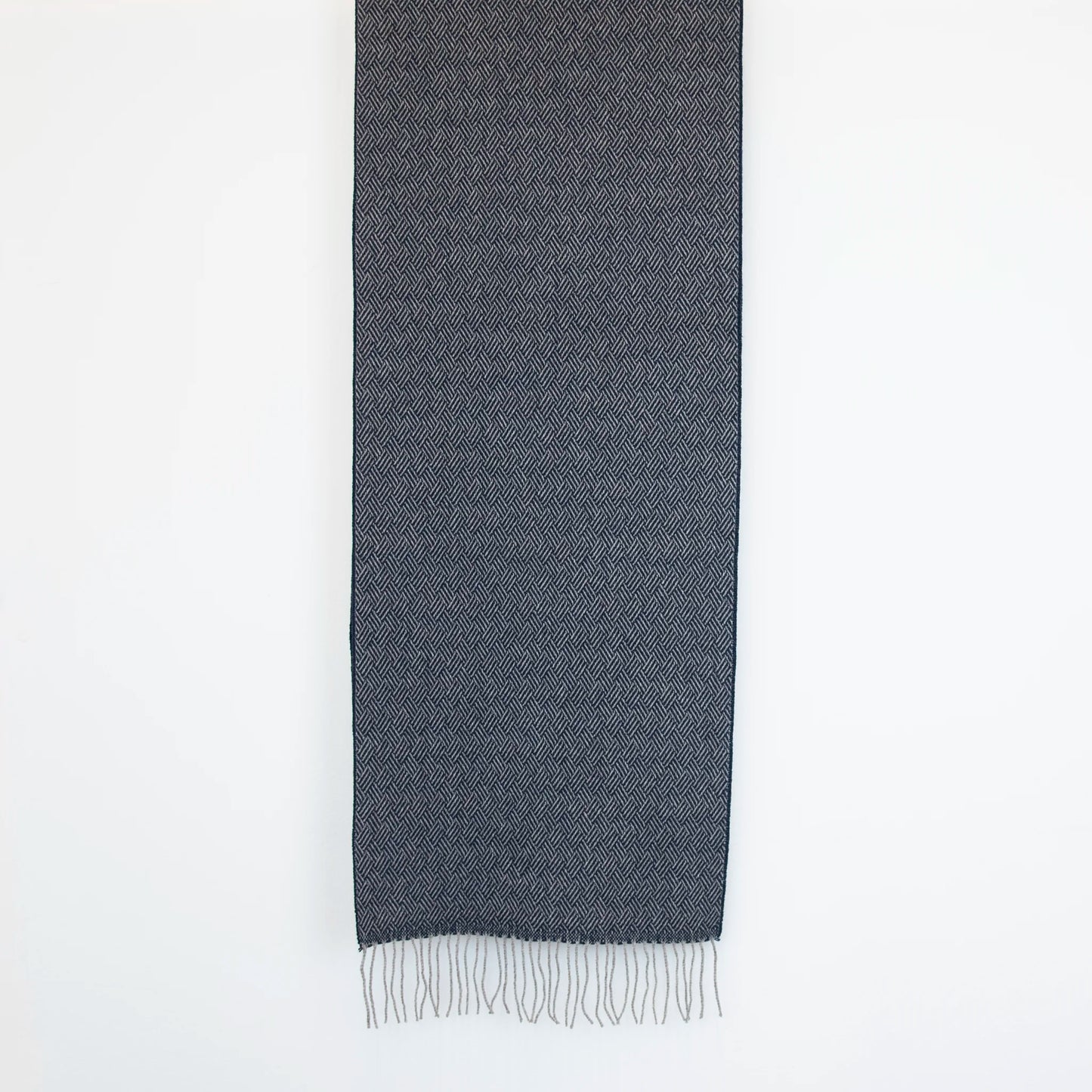 Sciarpa in 100% cashmere blu, Made in Italy, con intramontabile pattern ad intreccio e lavorazione leggera in 3D che accentua la percezione al tatto. Il cashmere di alta qualità offre straordinaria finezza, proprietà termoisolanti e garantisce calore, protezione e leggerezza.