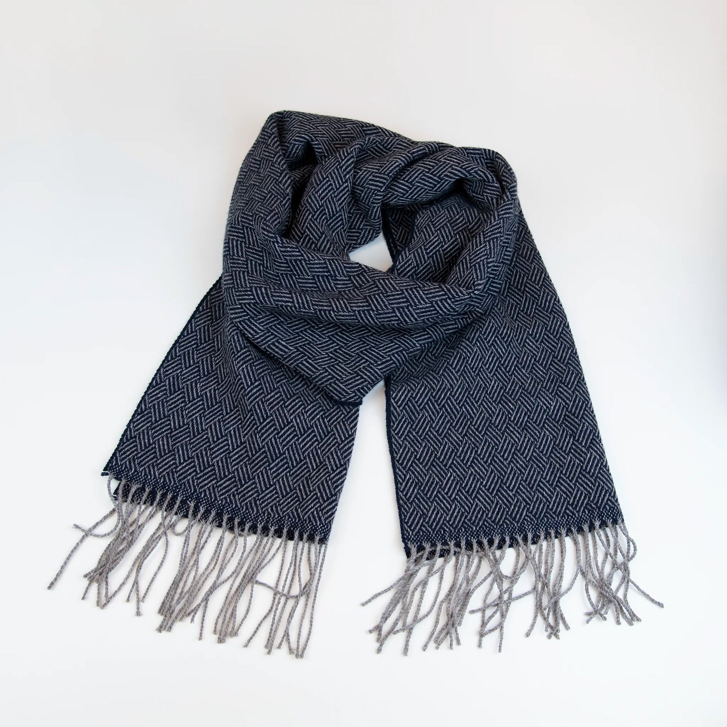 Sciarpa in 100% cashmere blu, Made in Italy, con intramontabile pattern ad intreccio e lavorazione leggera in 3D che accentua la percezione al tatto. Il cashmere di alta qualità offre straordinaria finezza, proprietà termoisolanti e garantisce calore, protezione e leggerezza.