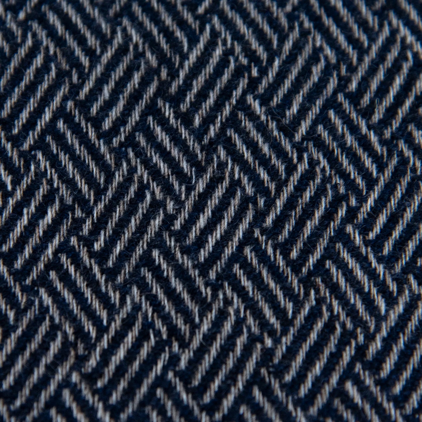 Dettaglio e texture tessuto della Sciarpa in 100% cashmere blu, Made in Italy, con intramontabile pattern ad intreccio e lavorazione leggera in 3D che accentua la percezione al tatto. Il cashmere di alta qualità offre straordinaria finezza, proprietà termoisolanti e garantisce calore, protezione e leggerezza.