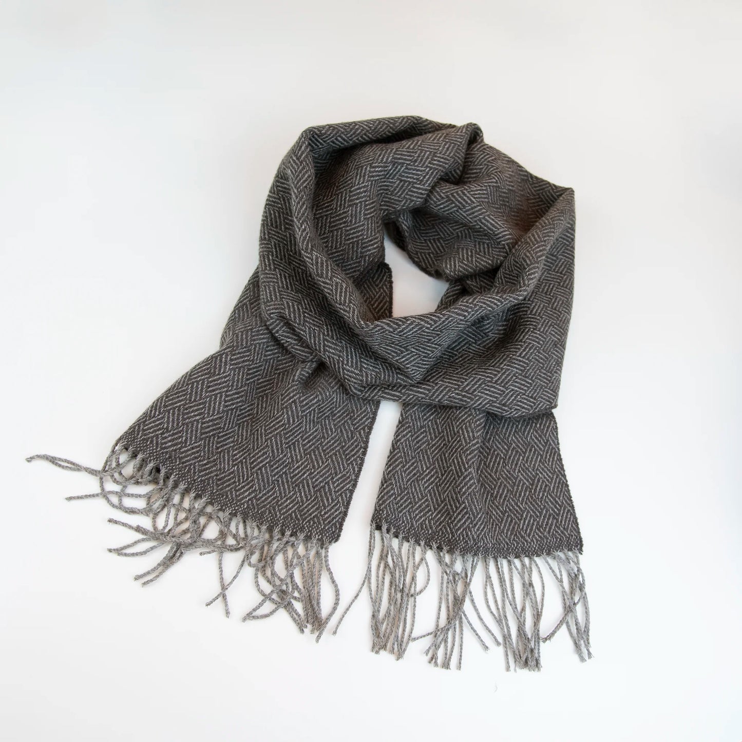 Sciarpa in 100% cashmere marrone, Made in Italy, con intramontabile pattern ad intreccio e lavorazione leggera in 3D che accentua la percezione al tatto. Il cashmere di alta qualità offre straordinaria finezza, proprietà termoisolanti e garantisce calore, protezione e leggerezza.