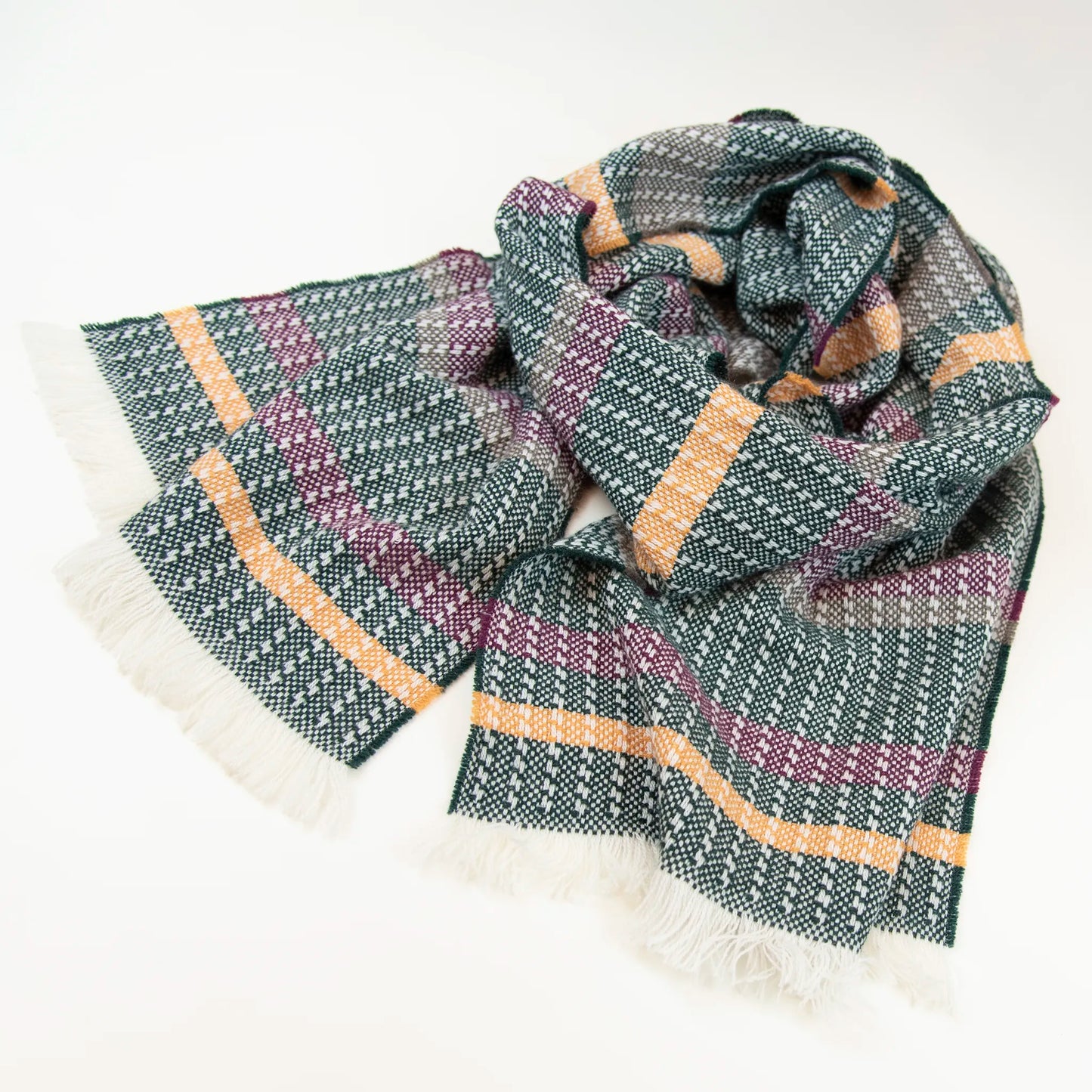 Sciarpa in 100% cashmere, realizzata in Italia con ricamo 3D su filato naturale, senza pigmenti. Lavorazione artigianale su telai antichi garantisce durata e qualità. Design esclusivo, con colori creati da designer per un capo elegante e versatile.