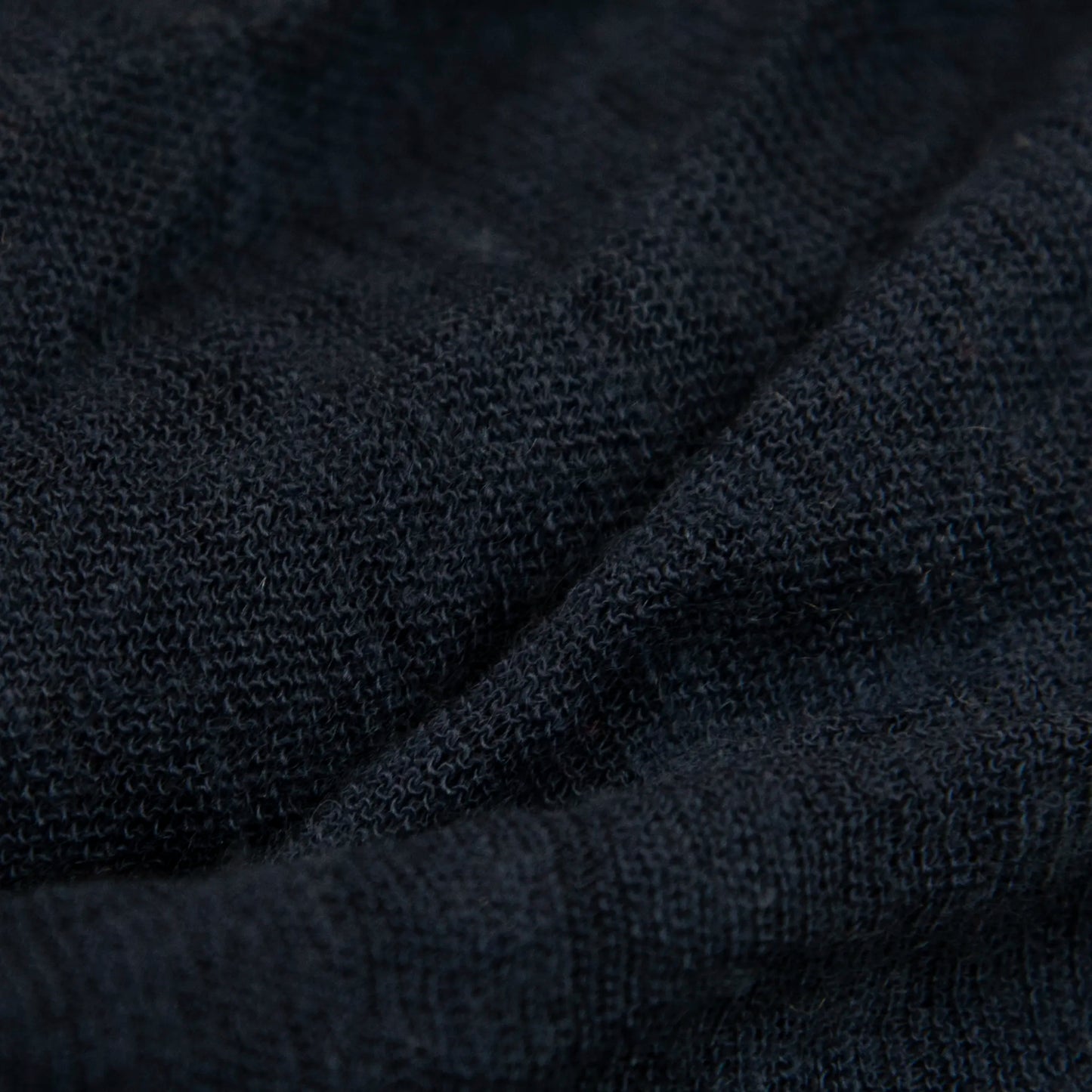 Dettagli e texture tessuto della pashmina blu in 100% cashmere Made in Italy, tessitura a jersey, leggera e vaporosa, perfetta come sciarpa o stola per tutte le stagioni.