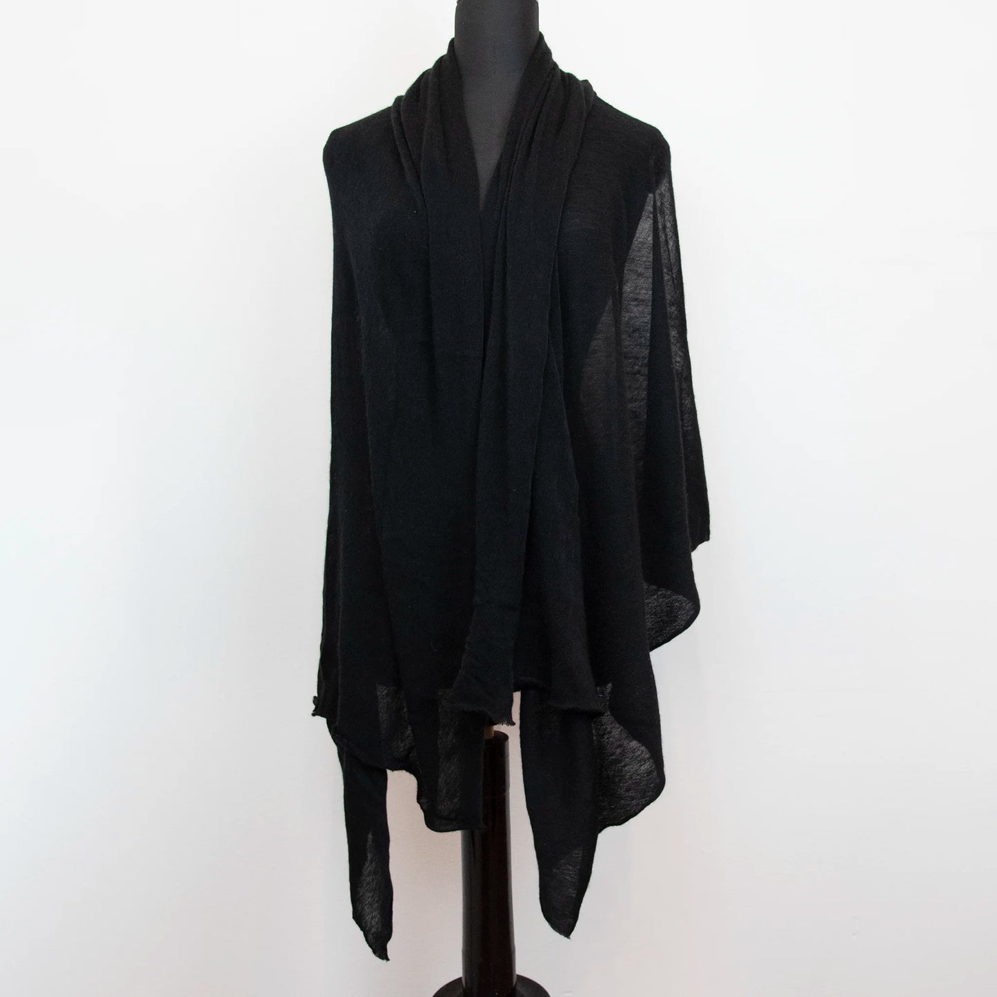 Pashmina nera in 100% cashmere Made in Italy, tessitura a jersey, leggera e vaporosa, perfetta come sciarpa o stola per tutte le stagioni.