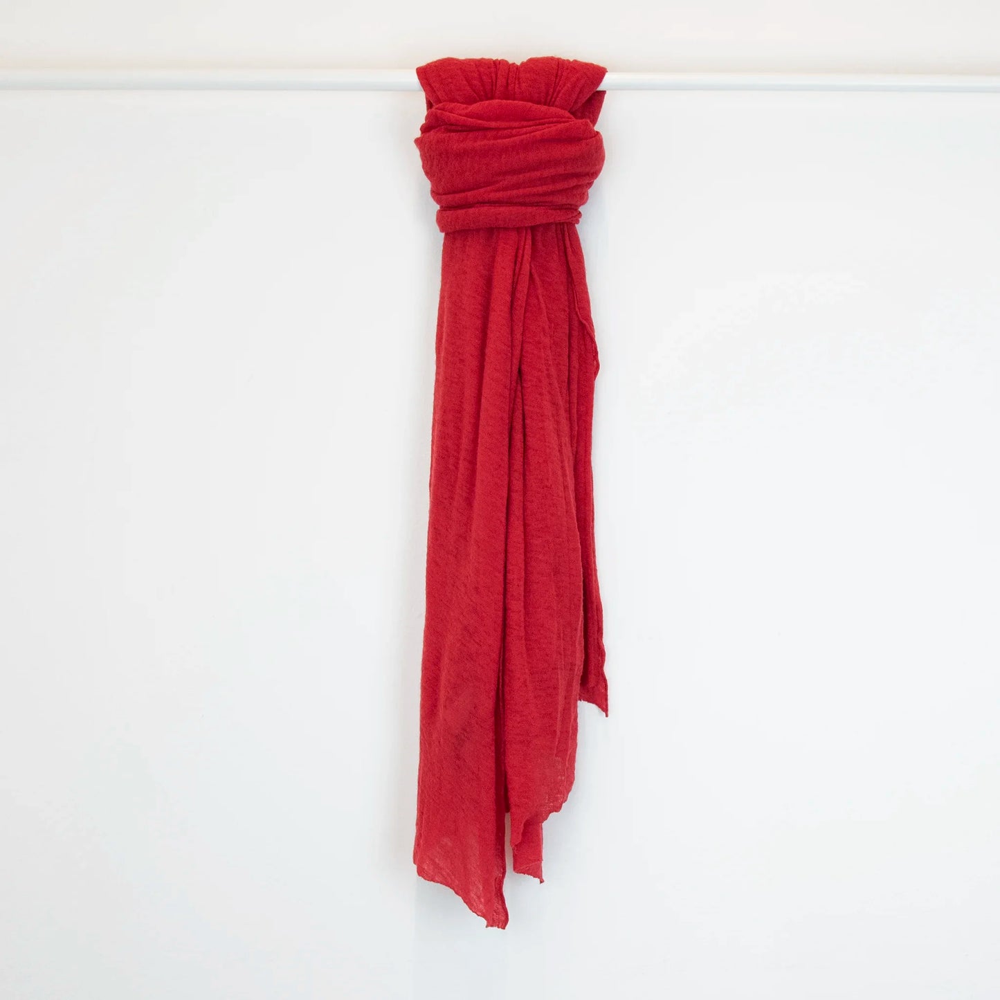 Pashmina rossa in 100% cashmere Made in Italy, tessitura a jersey, leggera e vaporosa, perfetta come sciarpa o stola per tutte le stagioni.
