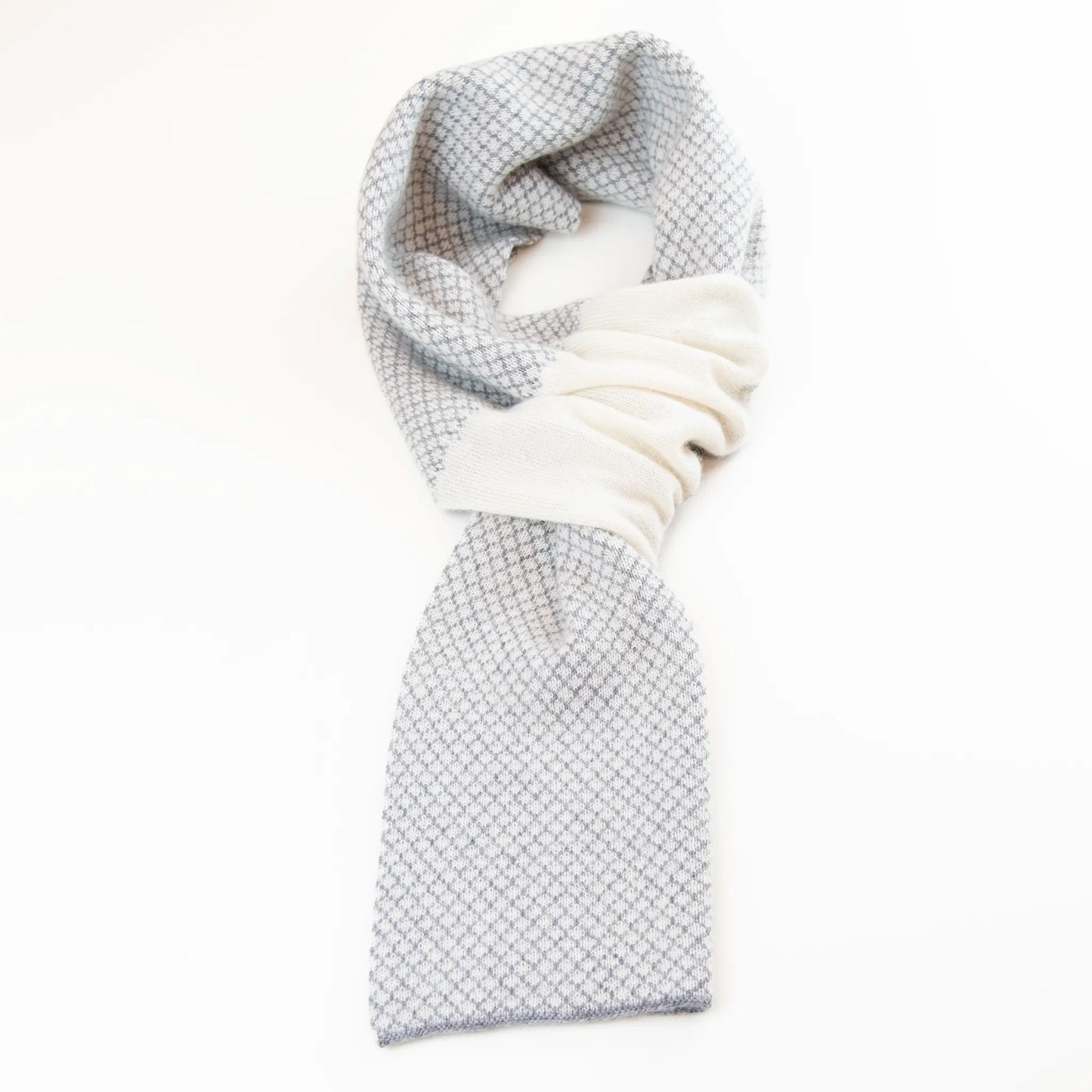 Sciarpa scaldacollo Jacquard double-face
grigia e panna con asola in 100% Cashmere. Morbida, versatile e facile da indossare.