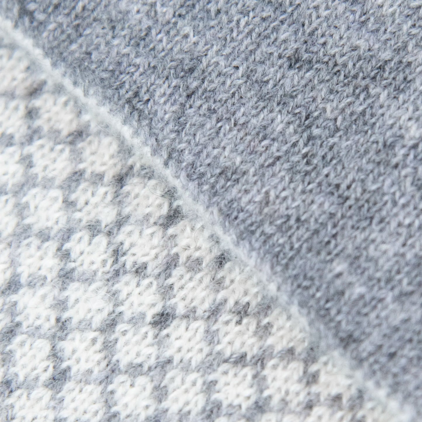 Dettagli e texture tessuto della sciarpa scaldacollo Jacquard double-face grigia e panna con asola in 100% Cashmere beige. Morbida, versatile e facile da indossare.
