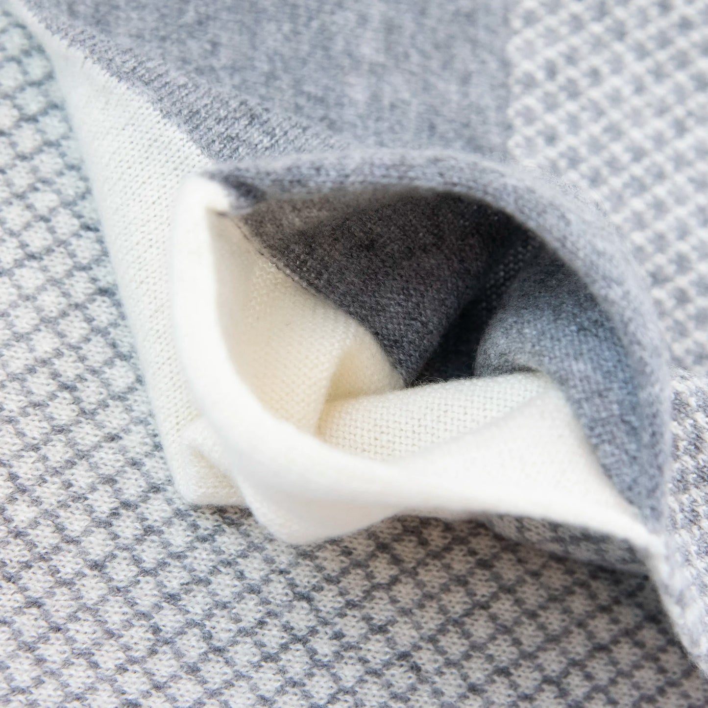Asola della sciarpa scaldacollo Jacquard double-face grigia e panna in 100% Cashmere. Morbida, versatile e facile da indossare.