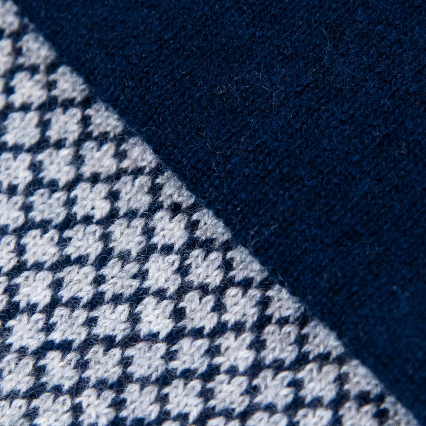 Dettagli e texture tessuto della sciarpa scaldacollo Jacquard double-face blu e grigia con asola in 100% Cashmere beige. Morbida, versatile e facile da indossare.