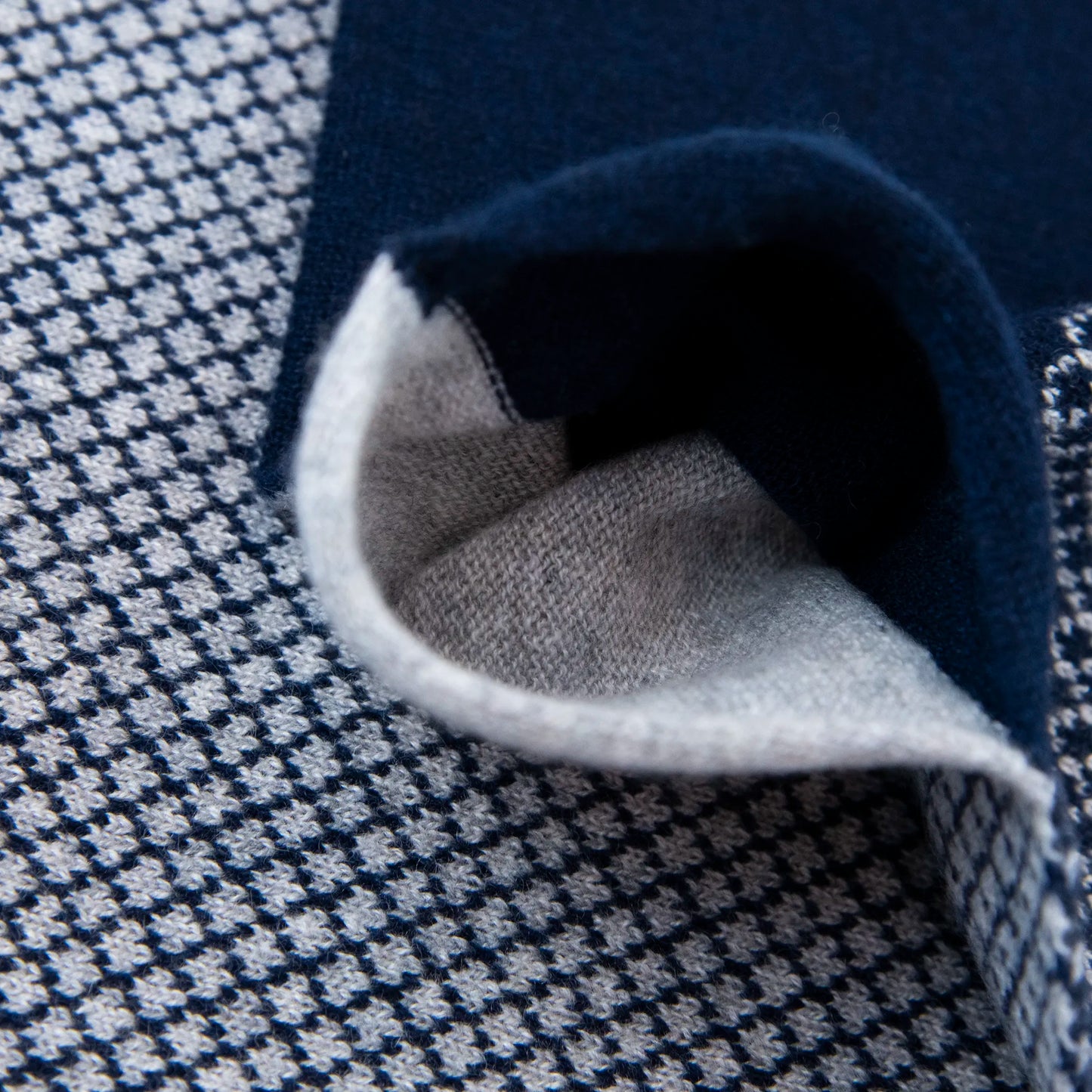 Asola della sciarpa scaldacollo Jacquard double-face blu e grigia in 100% Cashmere beige. Morbida, versatile e facile da indossare.