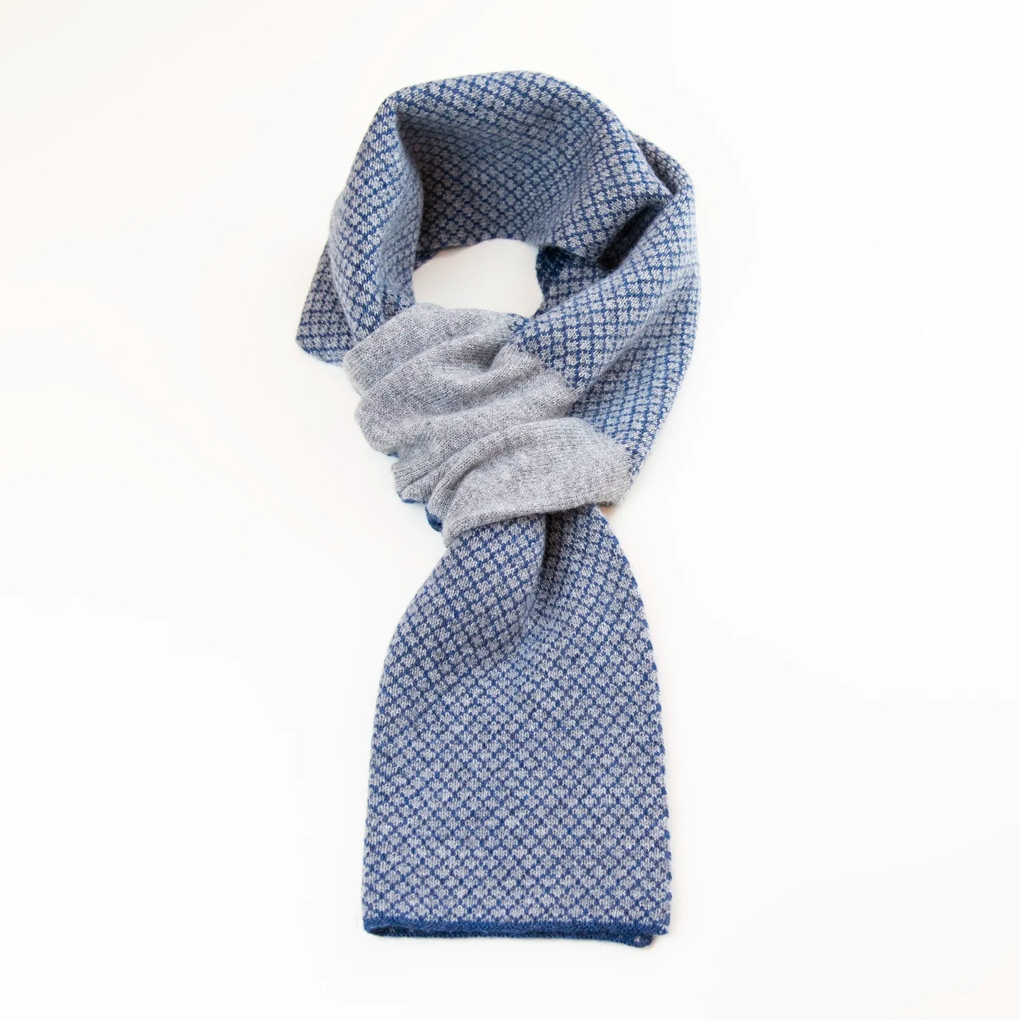 Sciarpa scaldacollo Jacquard double-face blu e grigia con asola in 100% Cashmere beige. Morbida, versatile e facile da indossare.