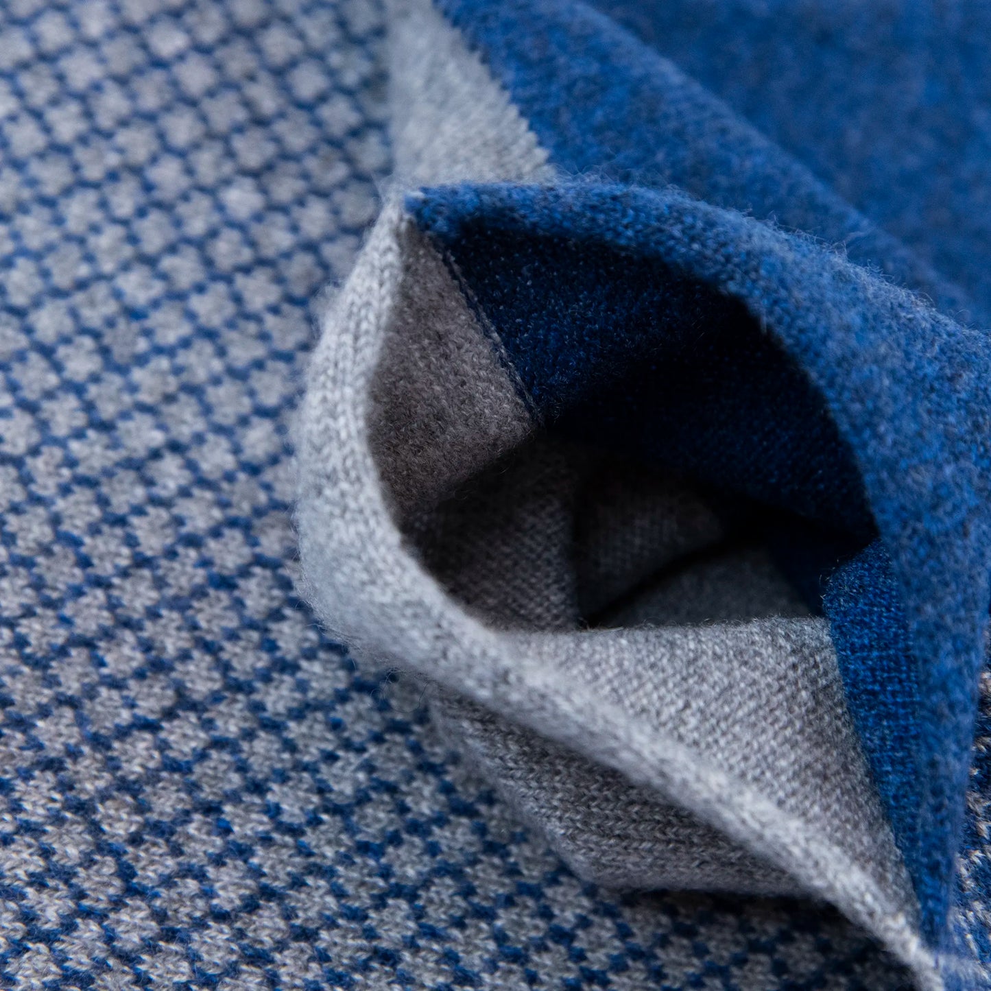Asola della sciarpa scaldacollo Jacquard double-face blu e grigia in 100% Cashmere beige. Morbida, versatile e facile da indossare.