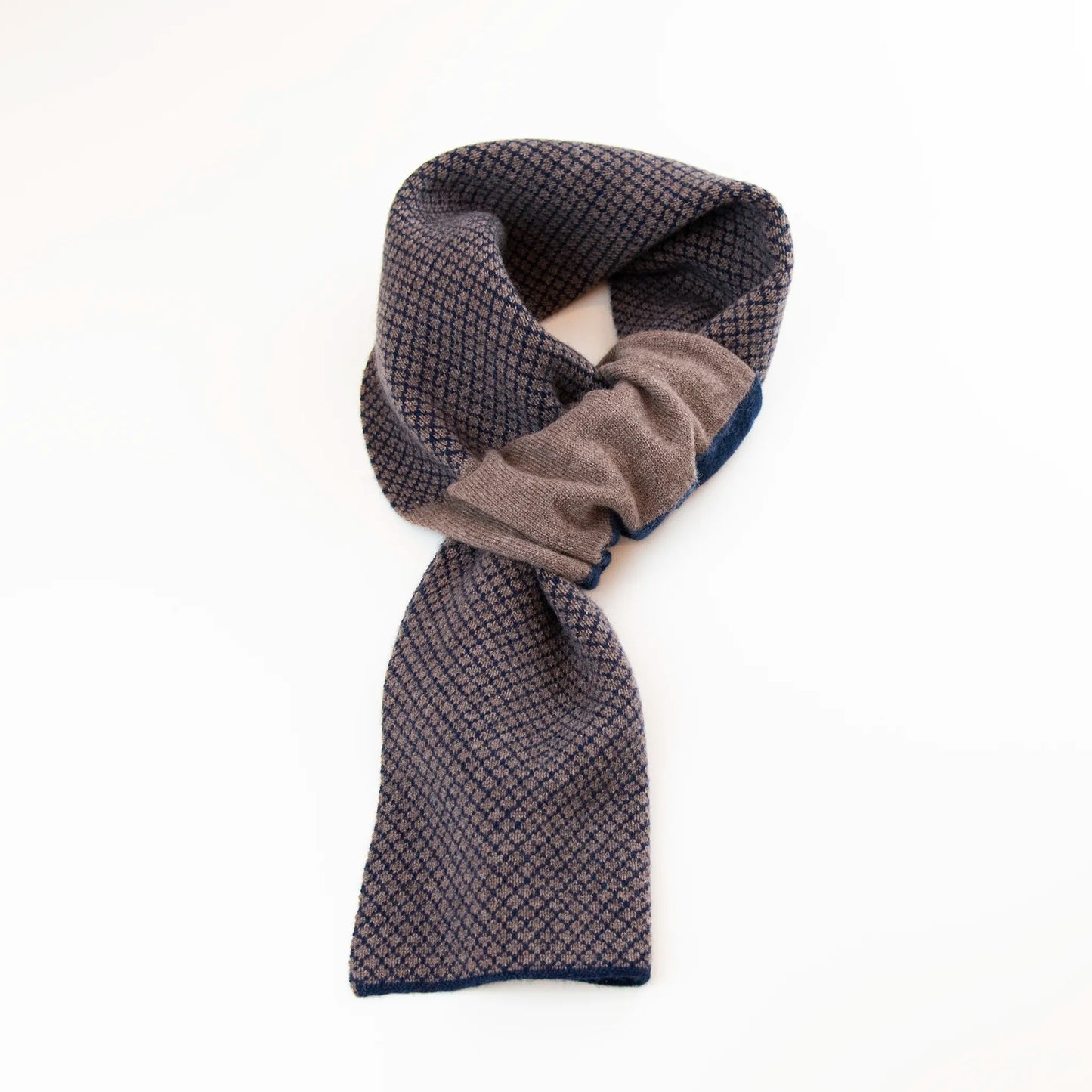 Sciarpa scaldacollo Jacquard double-face blu e marrone con asola in 100% Cashmere beige. Morbida, versatile e facile da indossare.
