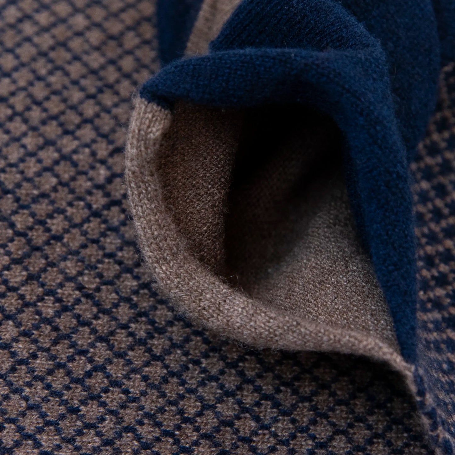 Asola della sciarpa scaldacollo Jacquard double-face blu e marrone in 100% Cashmere beige. Morbida, versatile e facile da indossare.