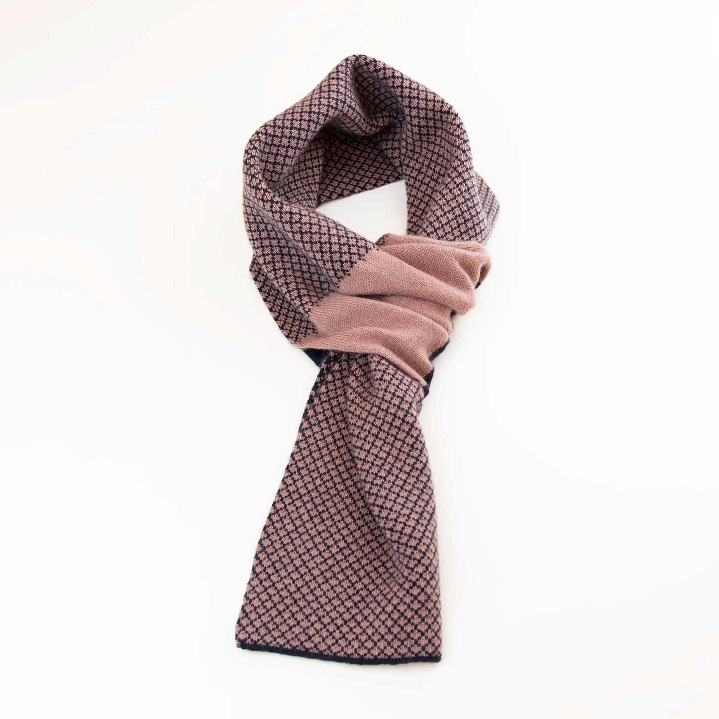 Sciarpa scaldacollo Jacquard double-face blu e rosa con asola in 100% Cashmere beige. Morbida, versatile e facile da indossare.