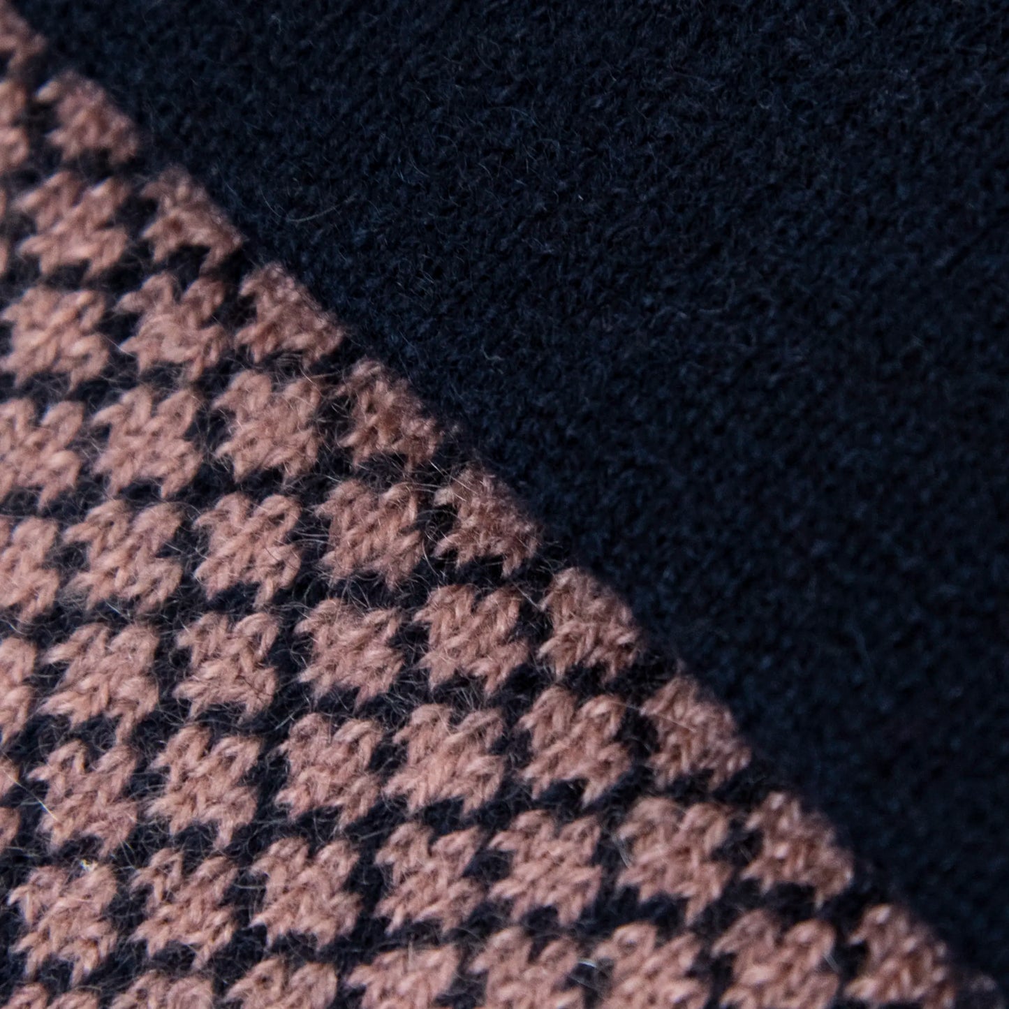 Dettagli e texture tessuto della sciarpa scaldacollo Jacquard double-face blu e rosa con asola in 100% Cashmere beige. Morbida, versatile e facile da indossare.