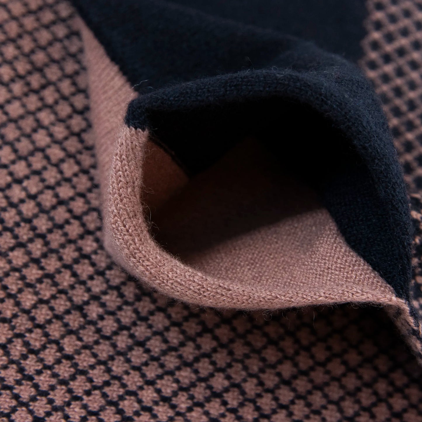 Asola della sciarpa scaldacollo Jacquard double-face blu e rosa in 100% Cashmere beige. Morbida, versatile e facile da indossare.