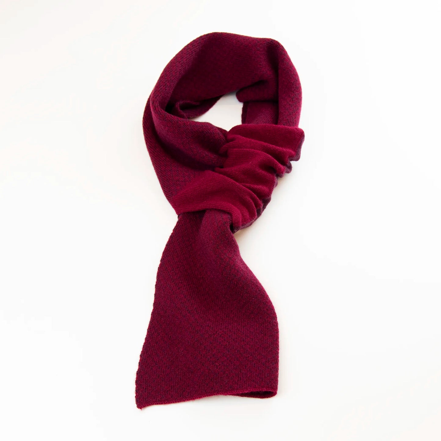 Sciarpa scaldacollo Jacquard double-face bordeaux e viola con asola in 100% Cashmere beige. Morbida, versatile e facile da indossare.