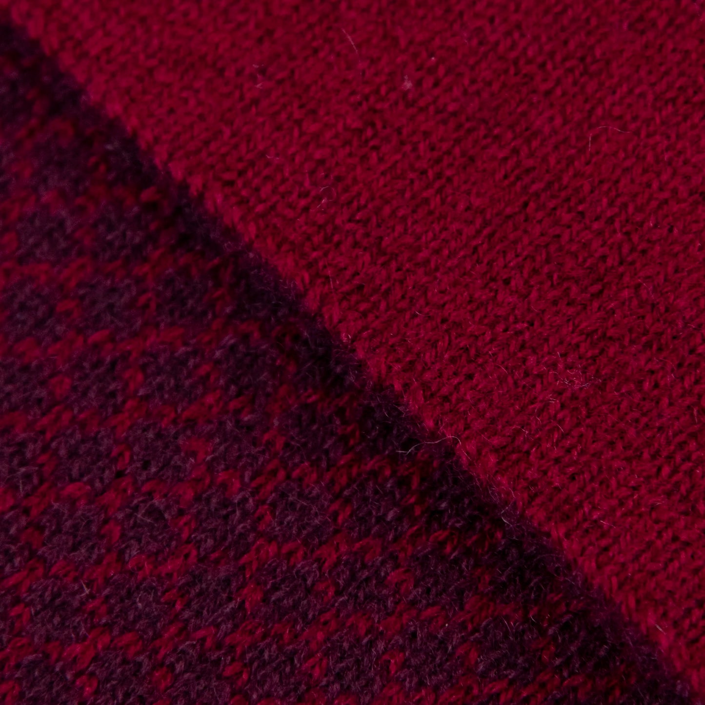 Dettagli e texture tessuto della sciarpa scaldacollo Jacquard double-face bordeaux e viola con asola in 100% Cashmere beige. Morbida, versatile e facile da indossare.