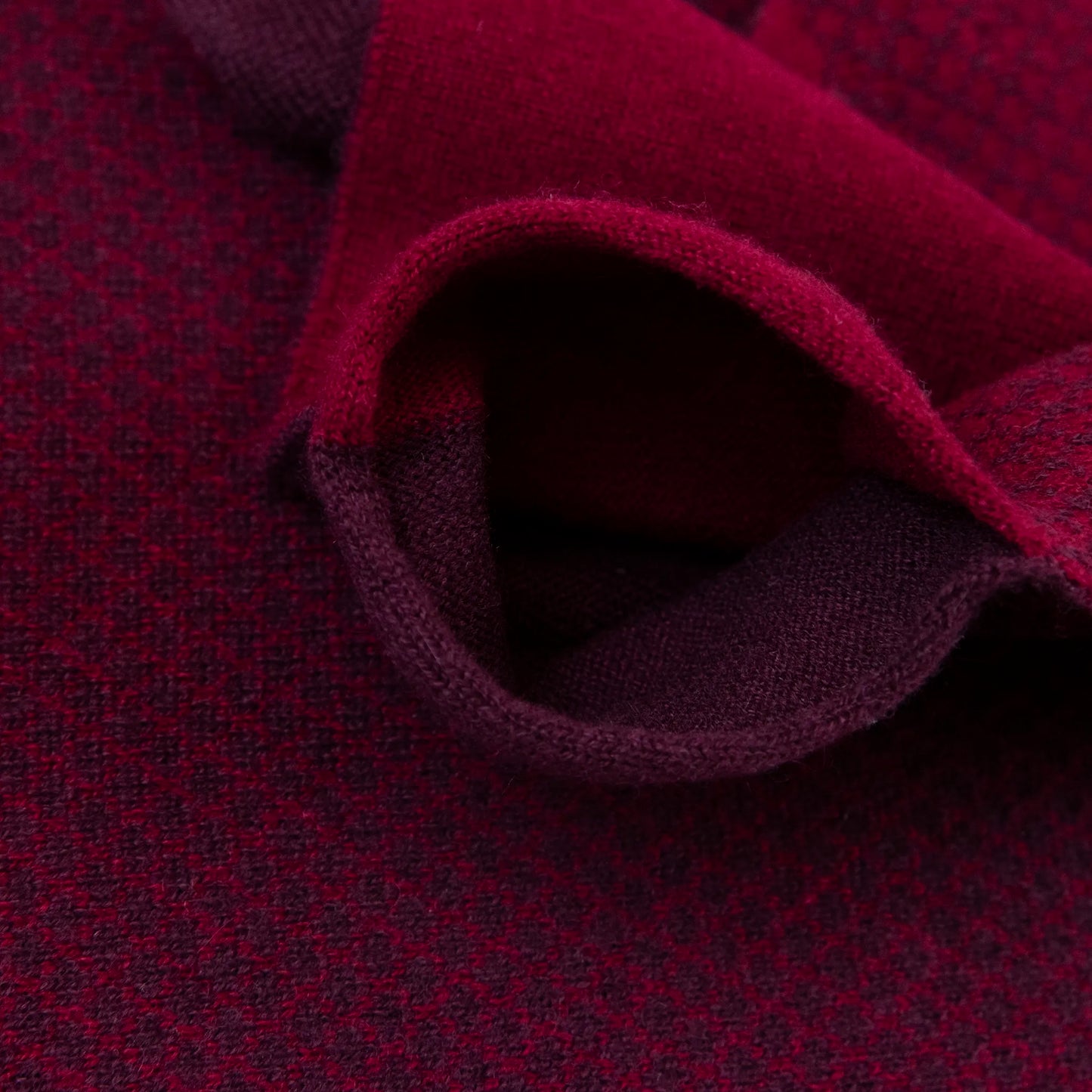 Asola della sciarpa scaldacollo Jacquard double-face bordeaux e viola in 100% Cashmere beige. Morbida, versatile e facile da indossare.