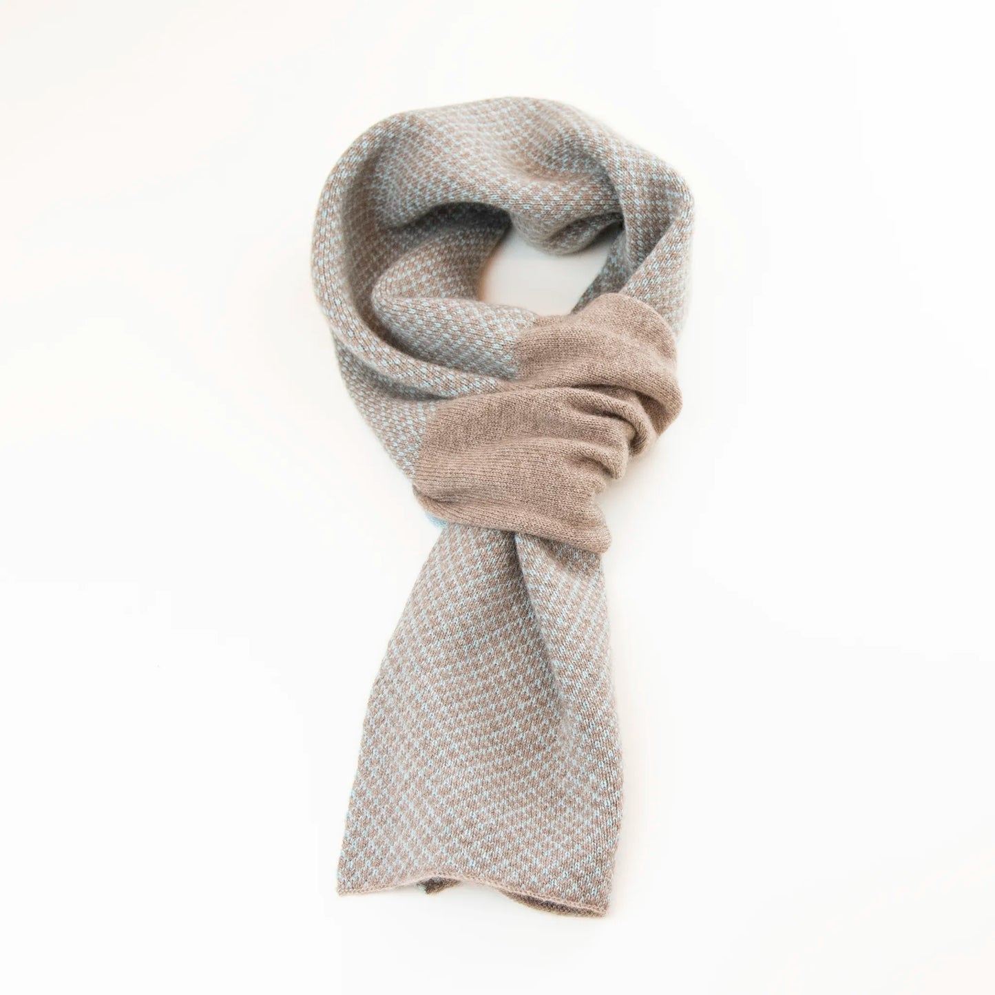 Sciarpa scaldacollo Jacquard double-face celeste e marrone con asola in 100% Cashmere beige. Morbida, versatile e facile da indossare.