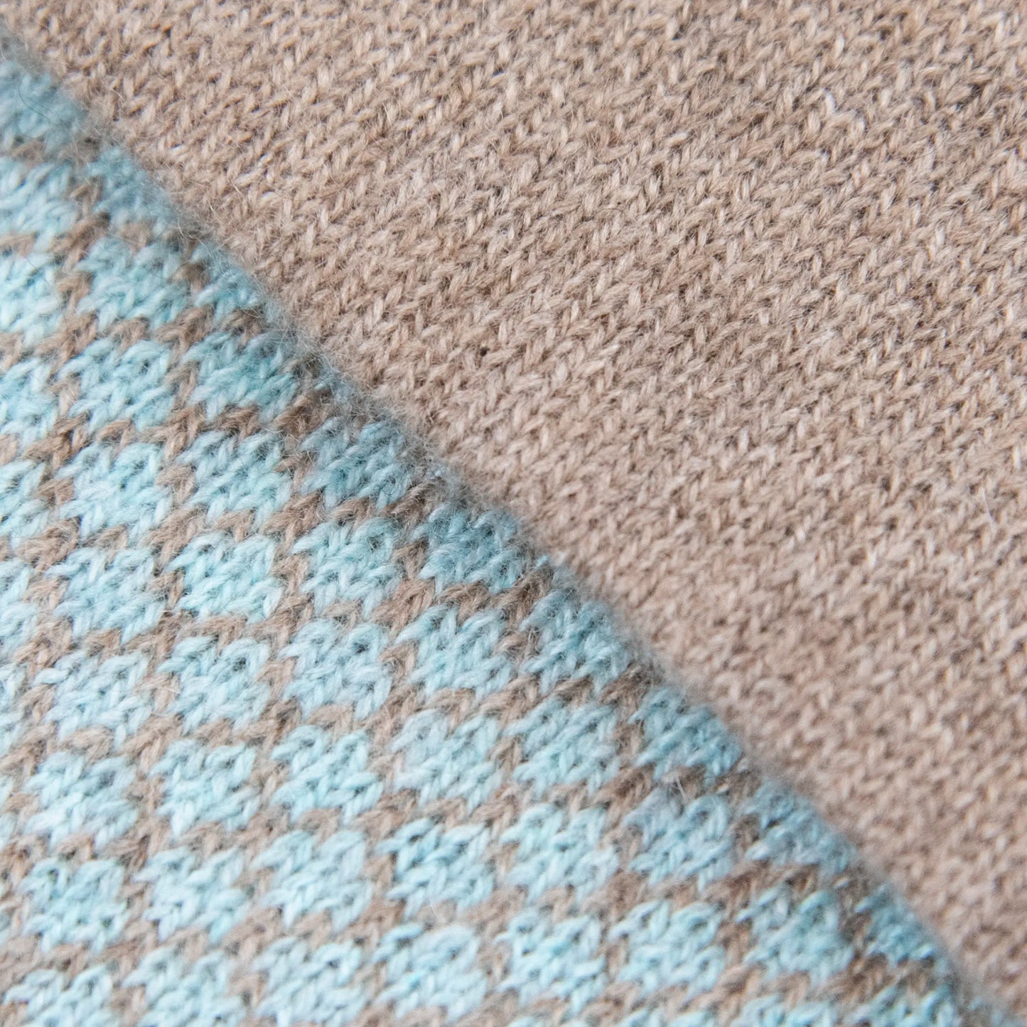 Dettagli e texture tessuto della sciarpa scaldacollo Jacquard double-face celeste e marrone con asola in 100% Cashmere beige. Morbida, versatile e facile da indossare.