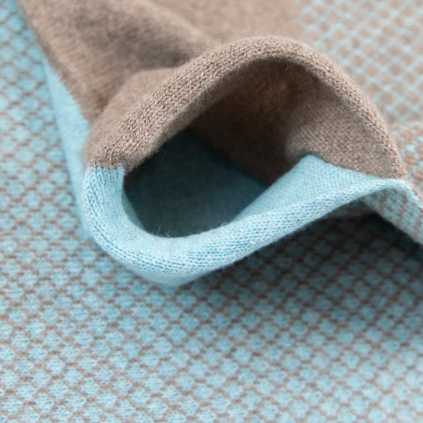 Asola della sciarpa scaldacollo Jacquard double-face celeste e marrone con asola in 100% Cashmere beige. Morbida, versatile e facile da indossare.