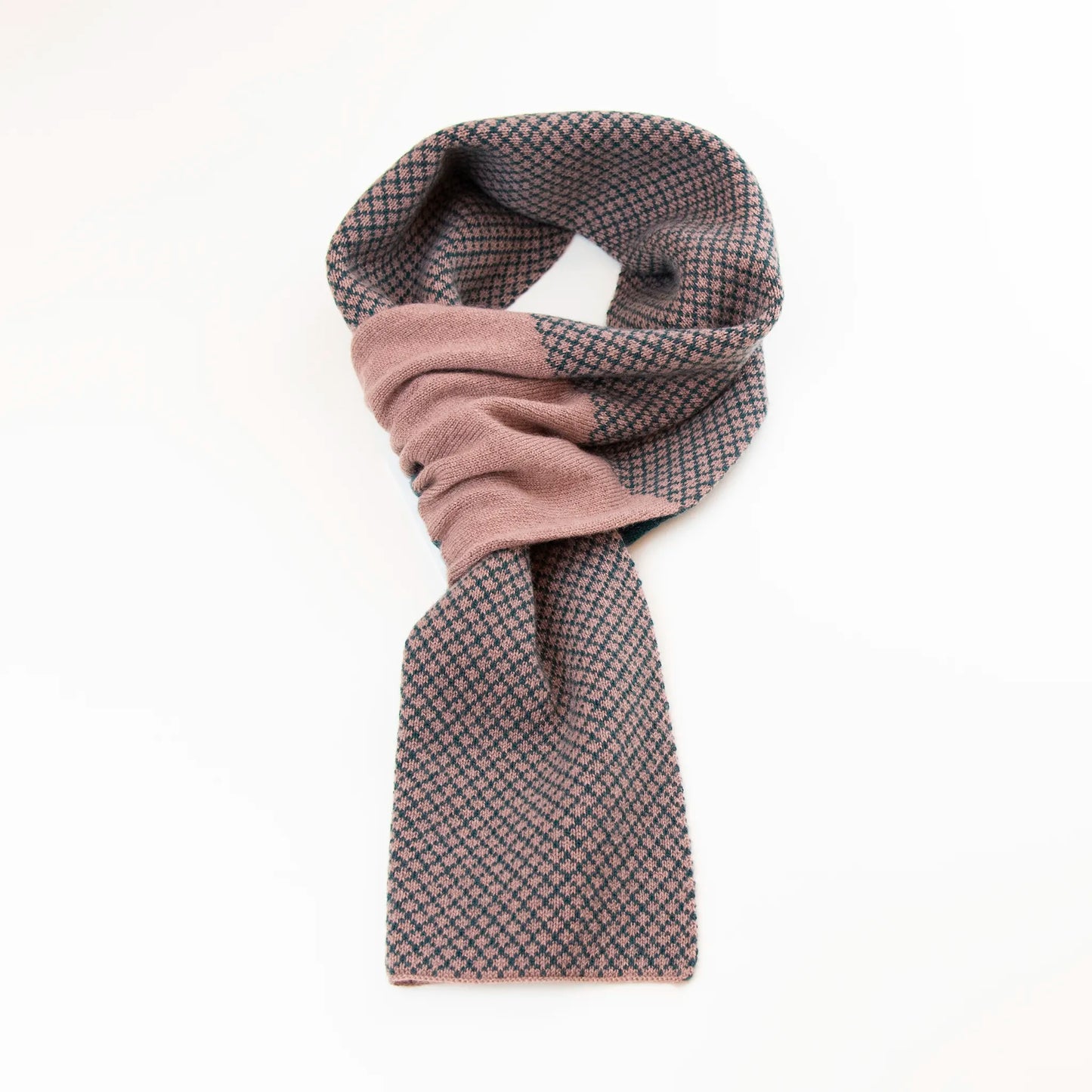Sciarpa scaldacollo Jacquard double-face verde e rosa con asola in 100% Cashmere beige. Morbida, versatile e facile da indossare.