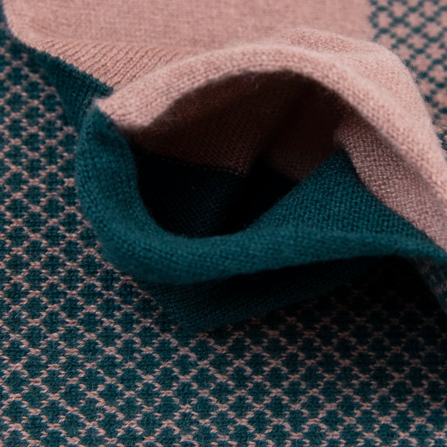 Asola della sciarpa scaldacollo Jacquard double-face verde e rosa in 100% Cashmere beige. Morbida, versatile e facile da indossare.