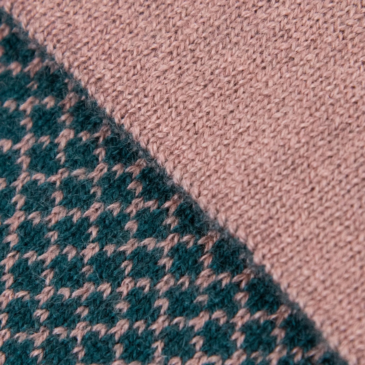 Dettagli e texture tessuto della sciarpa scaldacollo Jacquard double-face verde e rosa con asola in 100% Cashmere beige. Morbida, versatile e facile da indossare.