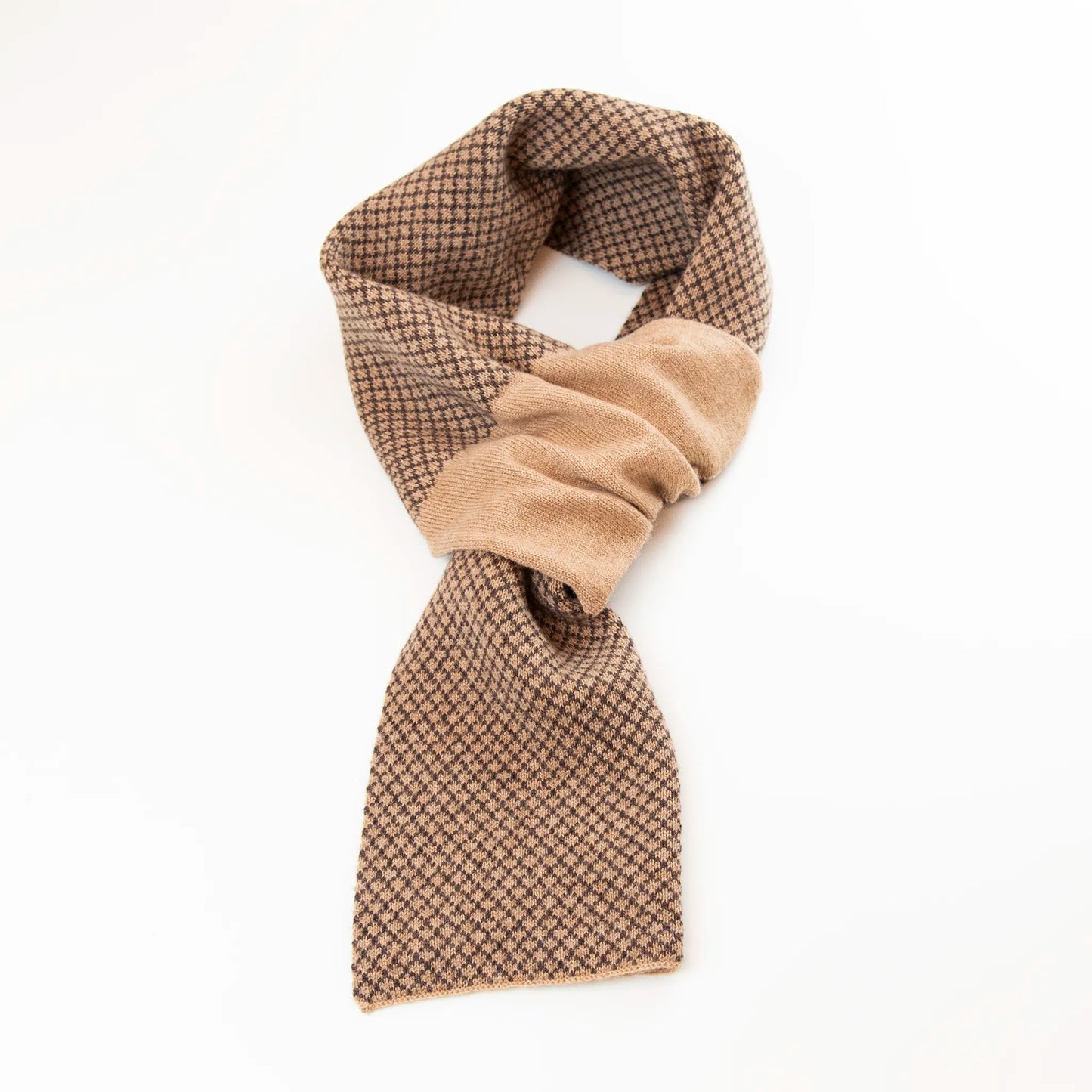 Sciarpa scaldacollo Jacquard double-face marrone e cammello con asola in 100% Cashmere beige. Morbida, versatile e facile da indossare.