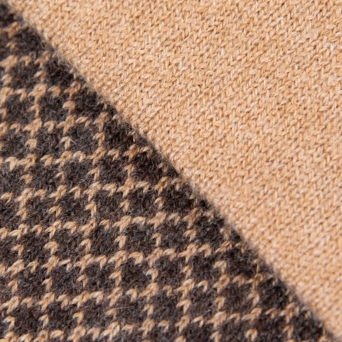 Dettagli e texture tessuto della sciarpa scaldacollo Jacquard double-face marrone e cammello con asola in 100% Cashmere beige. Morbida, versatile e facile da indossare.