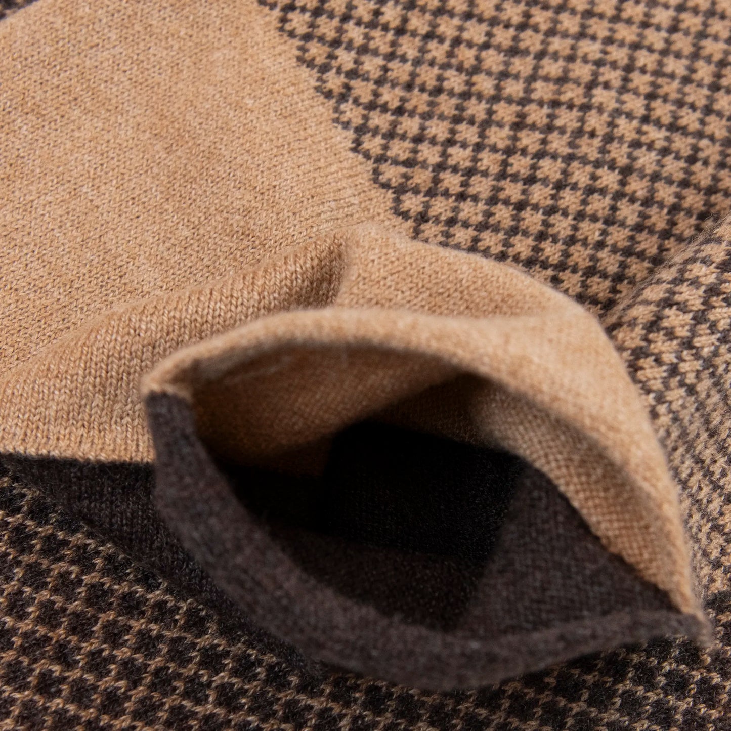 Asola della sciarpa scaldacollo Jacquard double-face marrone e cammello con asola in 100% Cashmere beige. Morbida, versatile e facile da indossare.