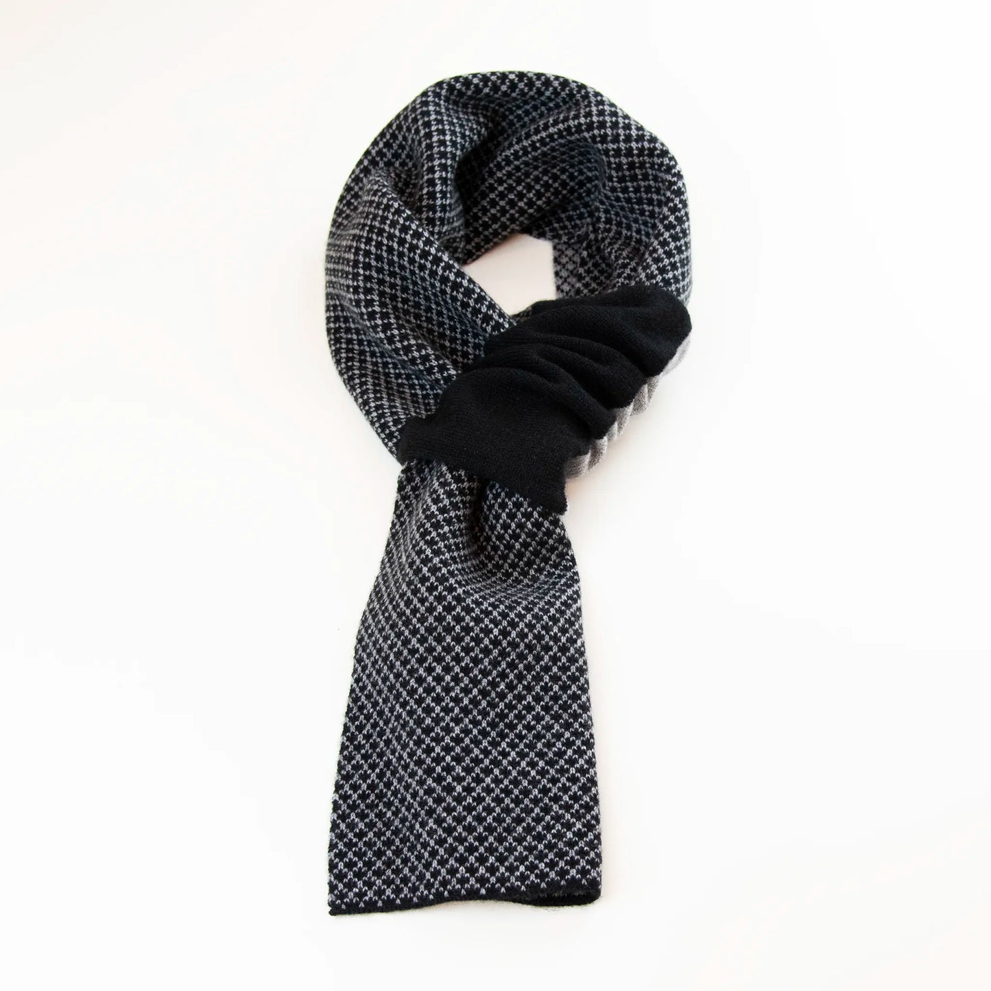 Sciarpa scaldacollo Jacquard double-face nera e grigia con asola in 100% Cashmere beige. Morbida, versatile e facile da indossare.