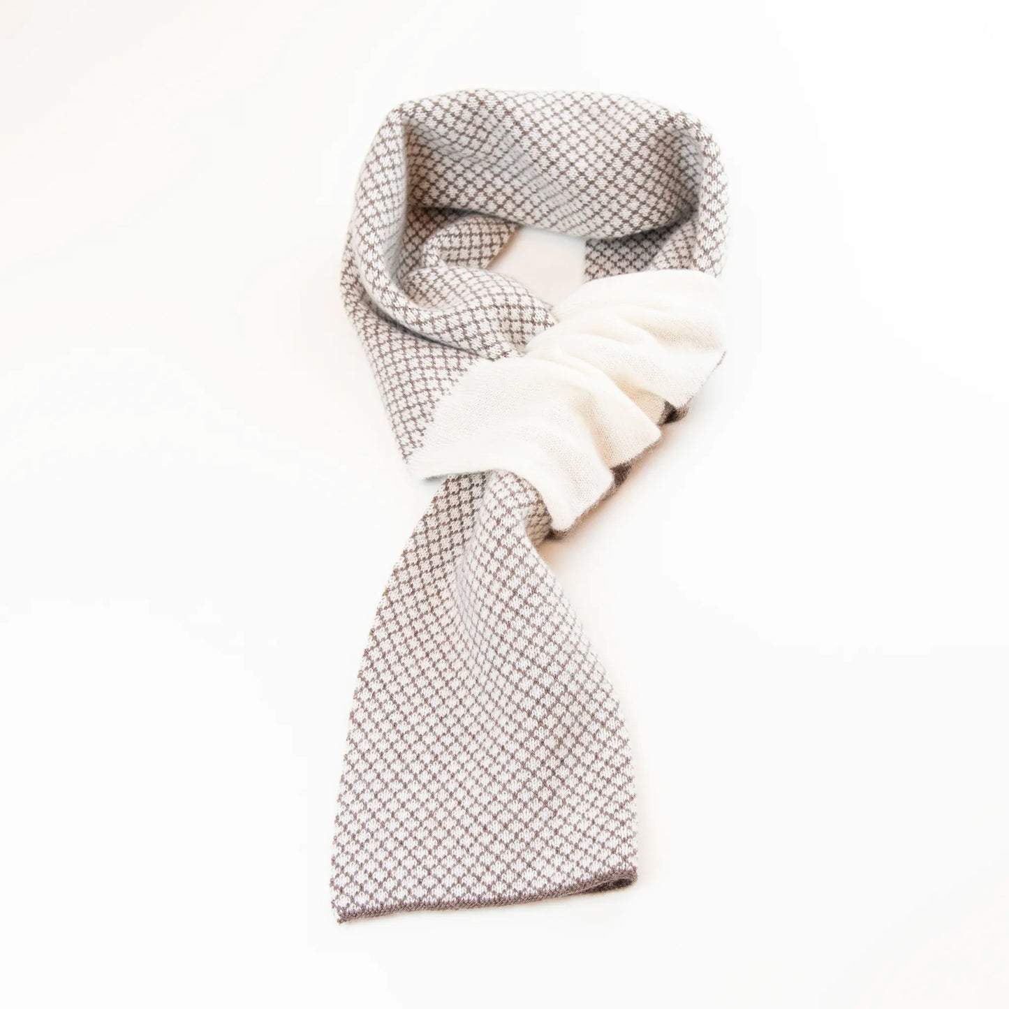 Sciarpa scaldacollo Jacquard double-face beige e panna con asola in 100% Cashmere beige. Morbida, versatile e facile da indossare.