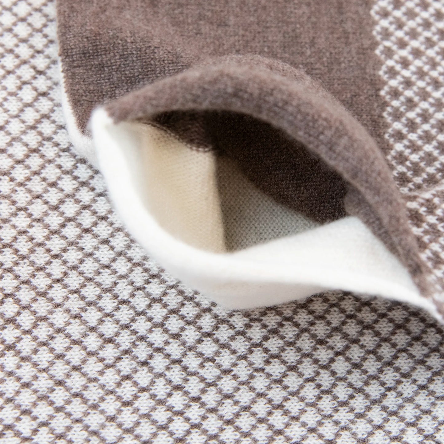 Asola della sciarpa scaldacollo Jacquard double-face beige e panna in 100% Cashmere beige. Morbida, versatile e facile da indossare.