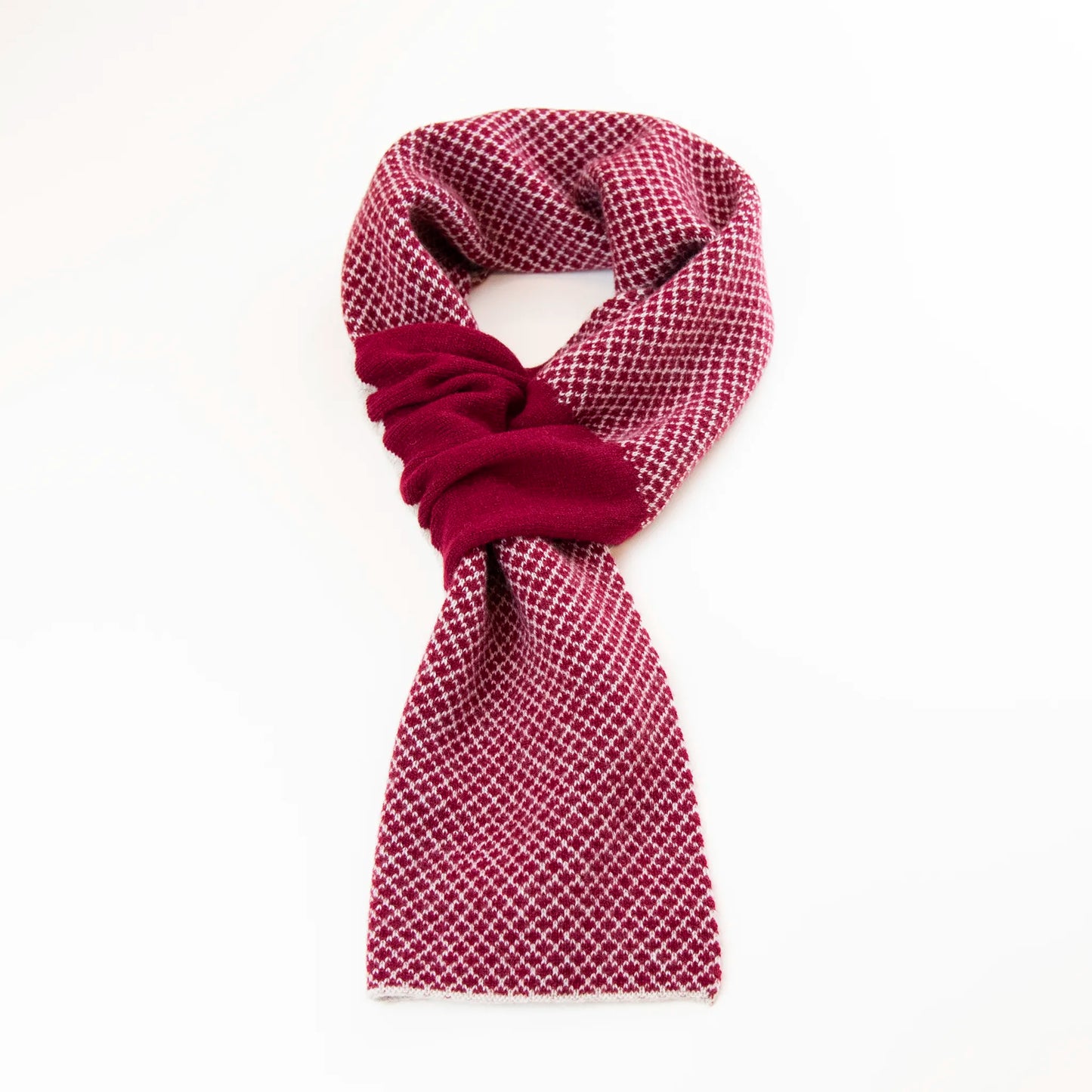 Sciarpa scaldacollo Jacquard double-face bordeaux e beige con asola in 100% Cashmere beige. Morbida, versatile e facile da indossare.